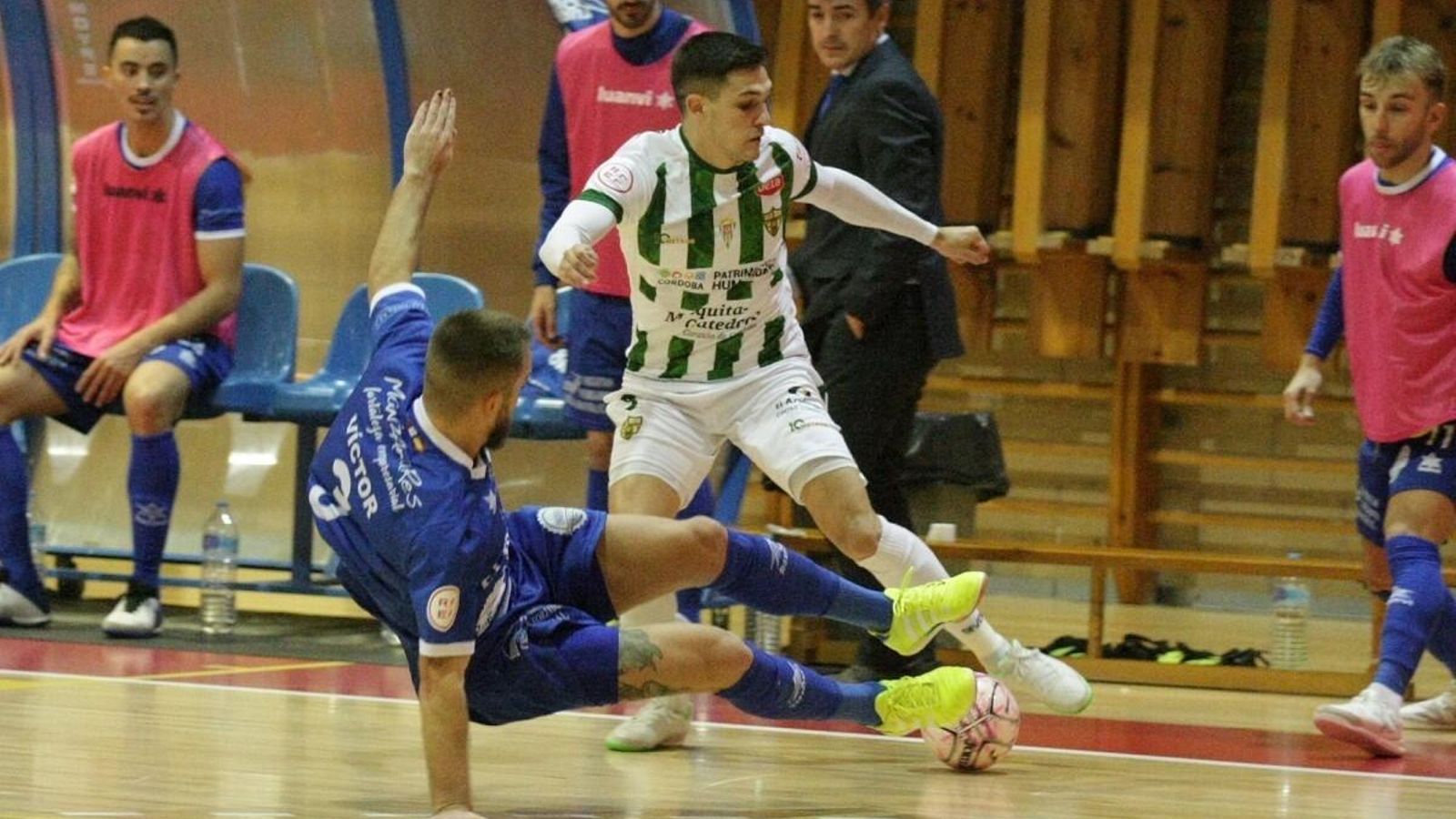 Álex Viana intenta salvar un balón ante la presión Víctor, del Manzanares.