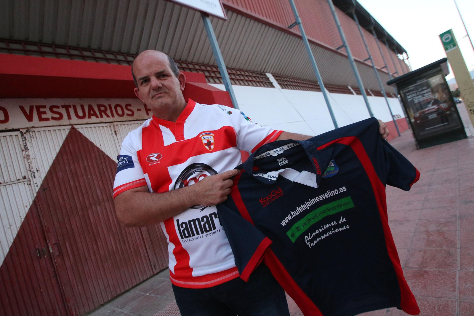 Juanma, con las camisetas de URA y Costa de Almería.