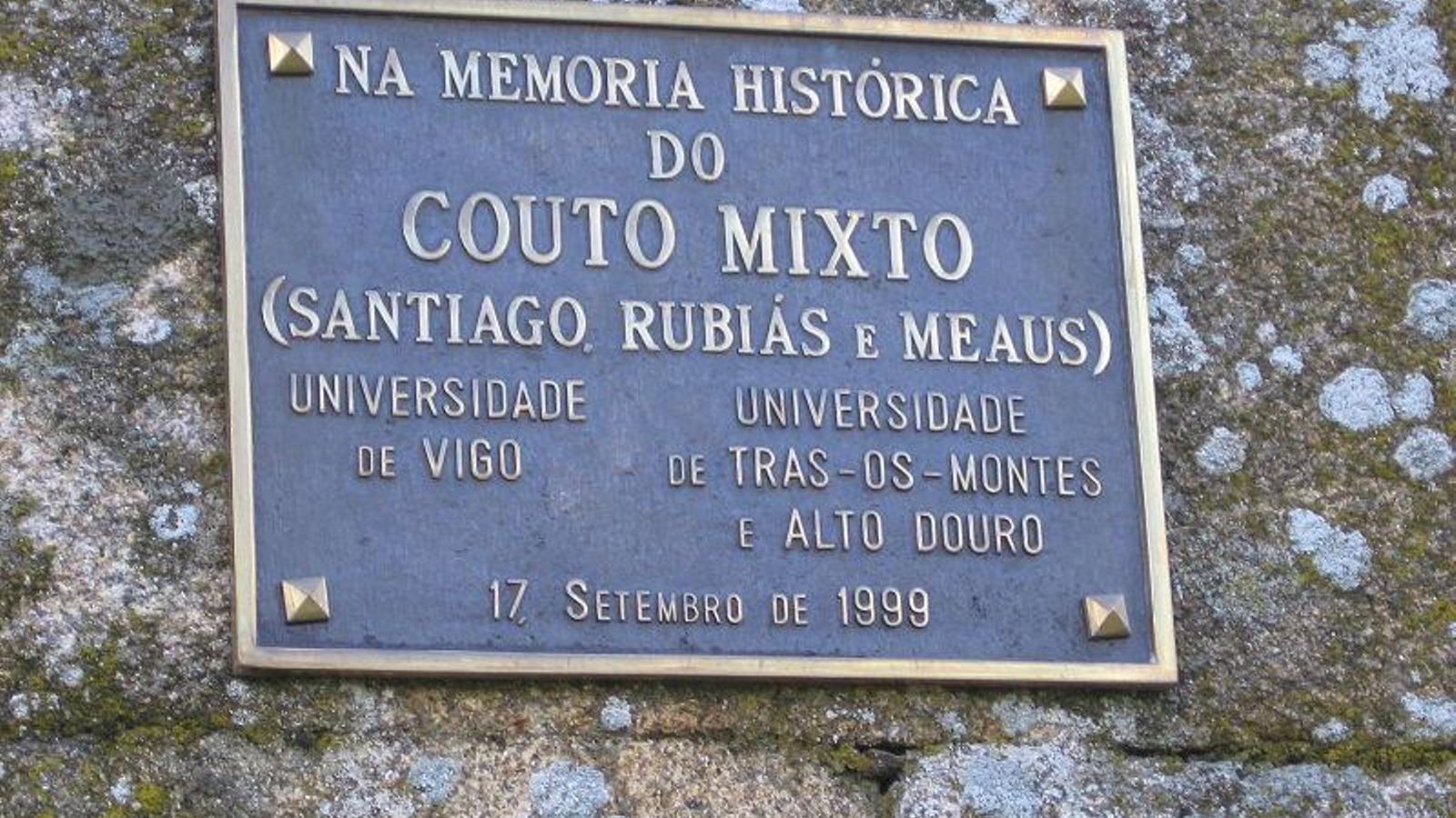 Placo conmemorativa de la existencia de Couto Mixto Placo conmemorativa de la existencia de Couto Mixto