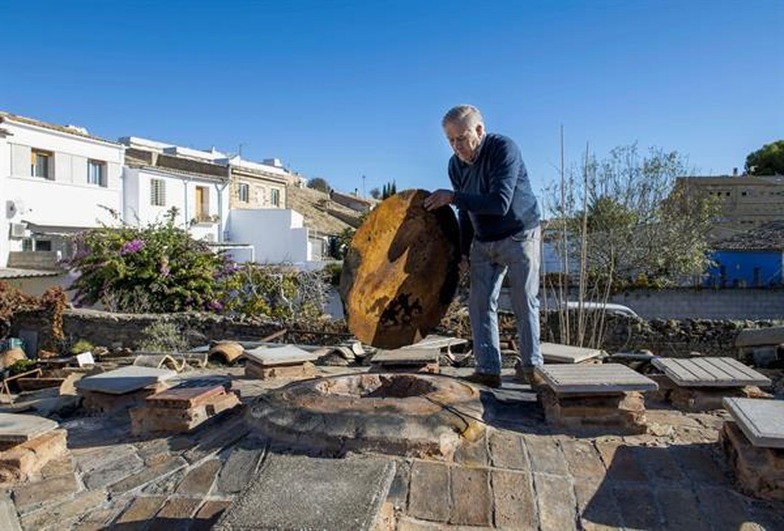 Melchor Tito, alfarero que gestiona junto a su hijo el alfar familiar donde se ha recuperado un horno árabe que permanecía inutilizado desde hace más de tres lustros, descubre la bravera de su horno árabe en Úbeda.