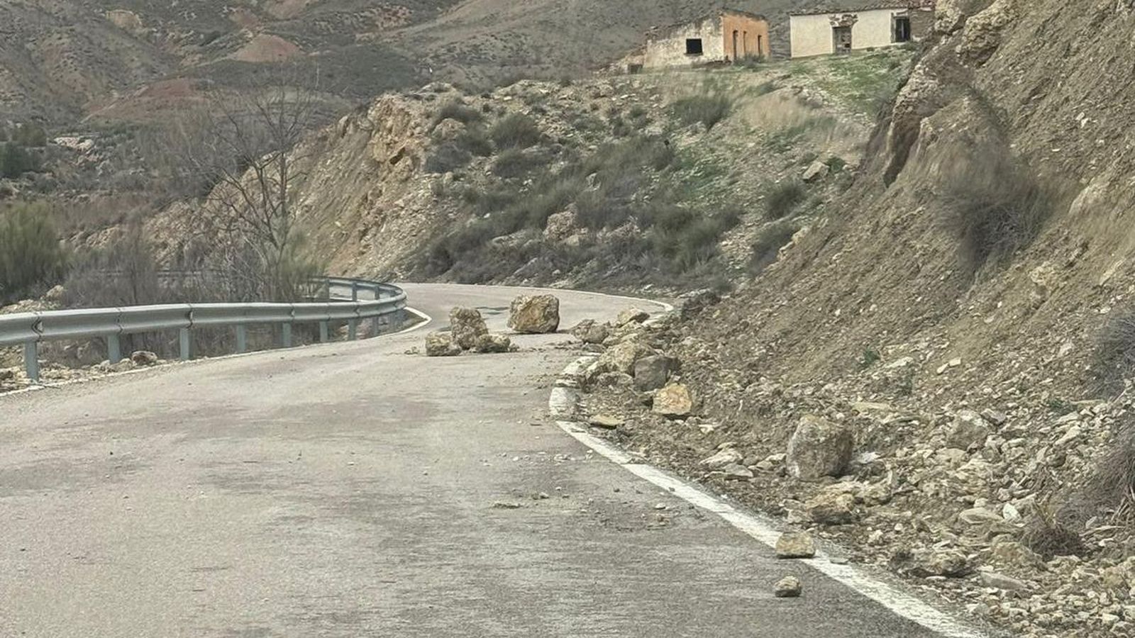 Rocas caídas sobre la carretera entre Fonelas y Villanueva de las Torres