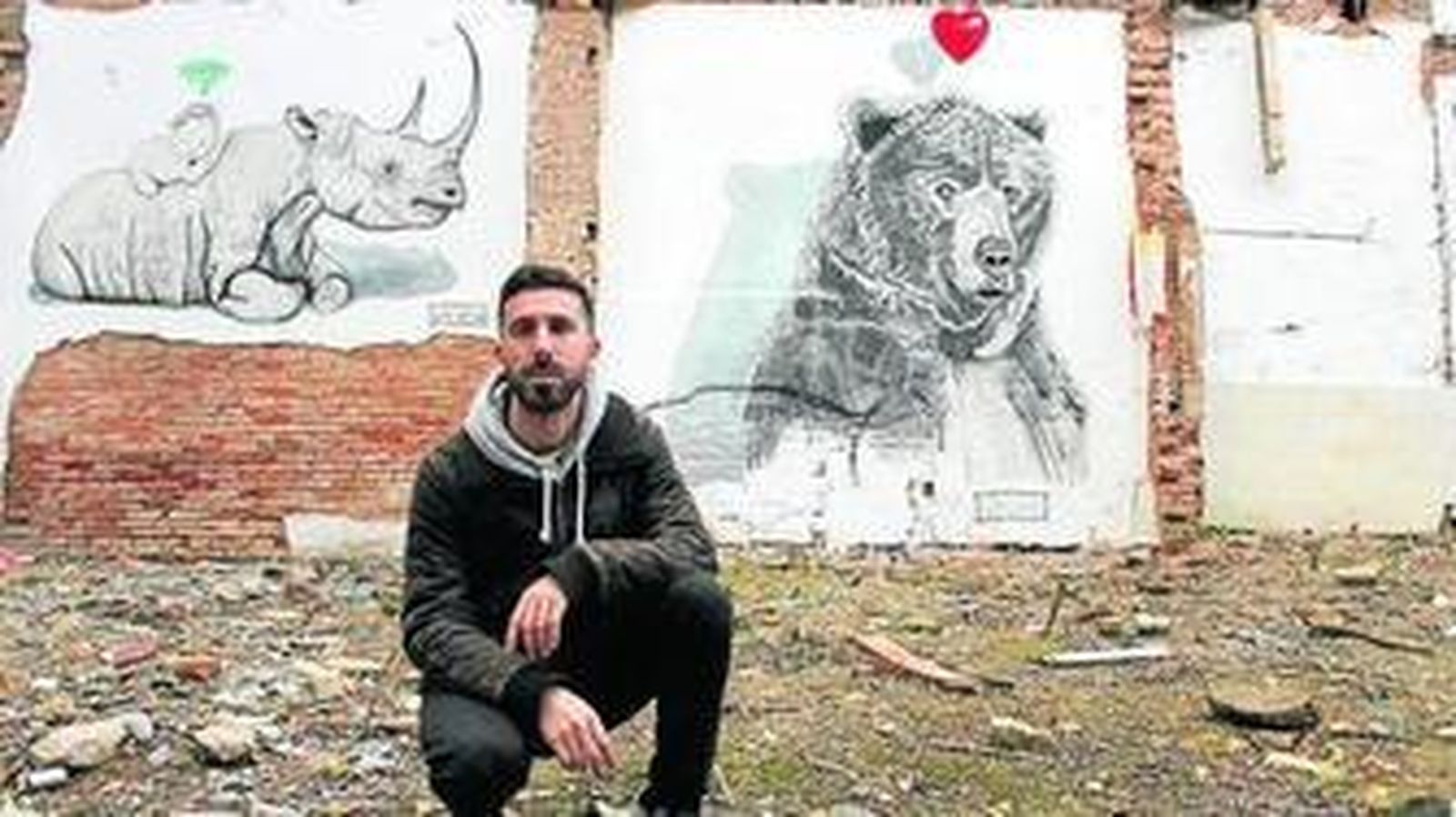 1. Alfonso Aramburu, Víctor Konestilo, Wild Welva y Garrido Barroso, en la puerta del edificio del Banco de España.  2. Garrido Barroso, con una de sus obras en la fachada de la casa de Diego Díaz Hierro, en la calle San Salvador. 3. Man o Matic, ante uno de los murales de esculturas griegas que está realizando en el Polígono El Polvorín. 4. Wild Welva, ante dos de sus composiciones con animales en la calle San Sebastián. 5. Alfonso Aramburu, delante de una de sus pinturas en una puerta de garaje en Méndez Núñez. 6. Víctor Konestilo, delante de uno de sus grafitis en una puerta de garaje en la calle Plus Ultra. 7. Víctor Konestilo, Wild Welva, Garrido Barroso y Alfonso Aramburu.