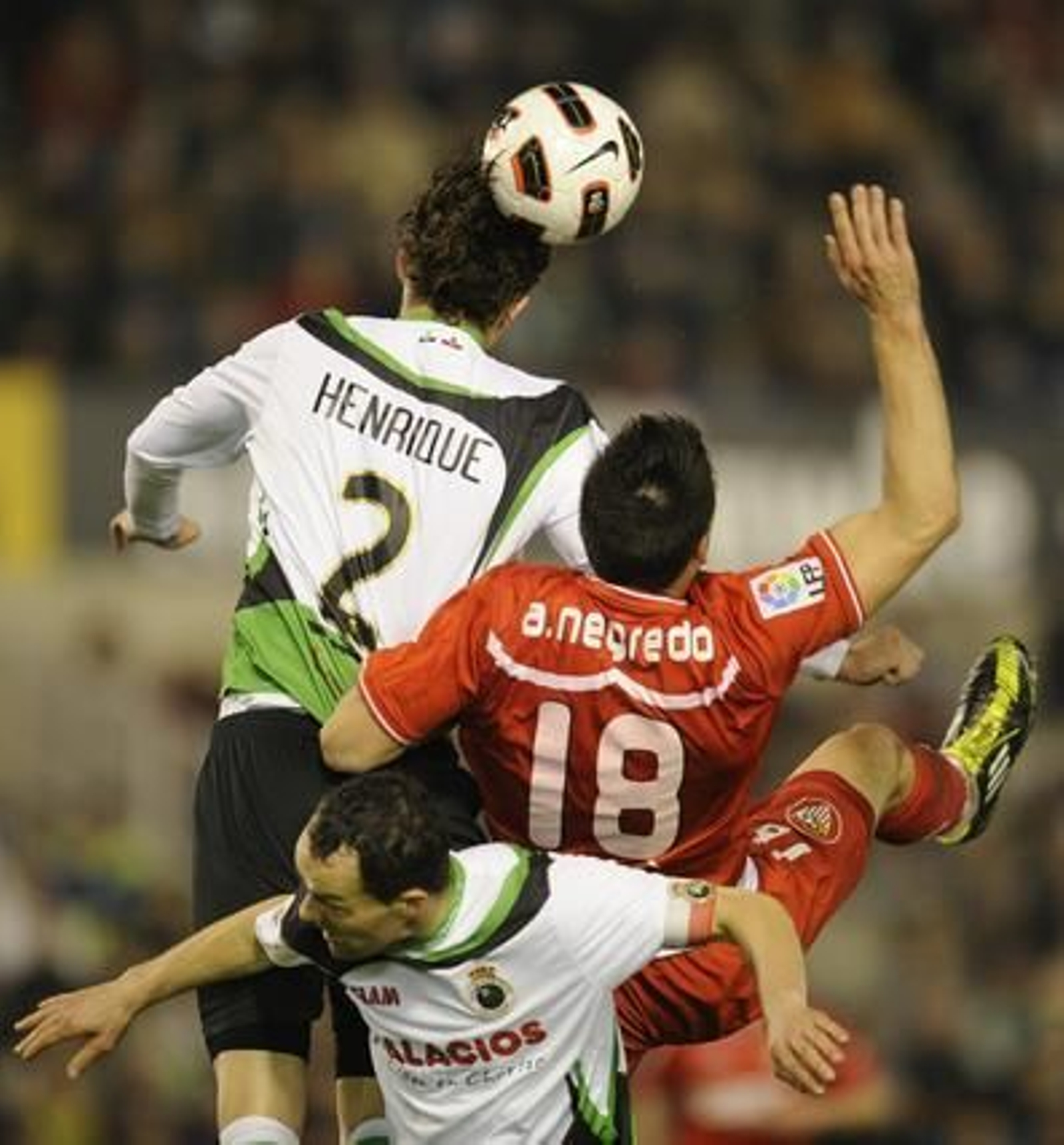 El Sevilla pierde un punto en el descuento frente al Racing (3-2). / Félix Ordóñez