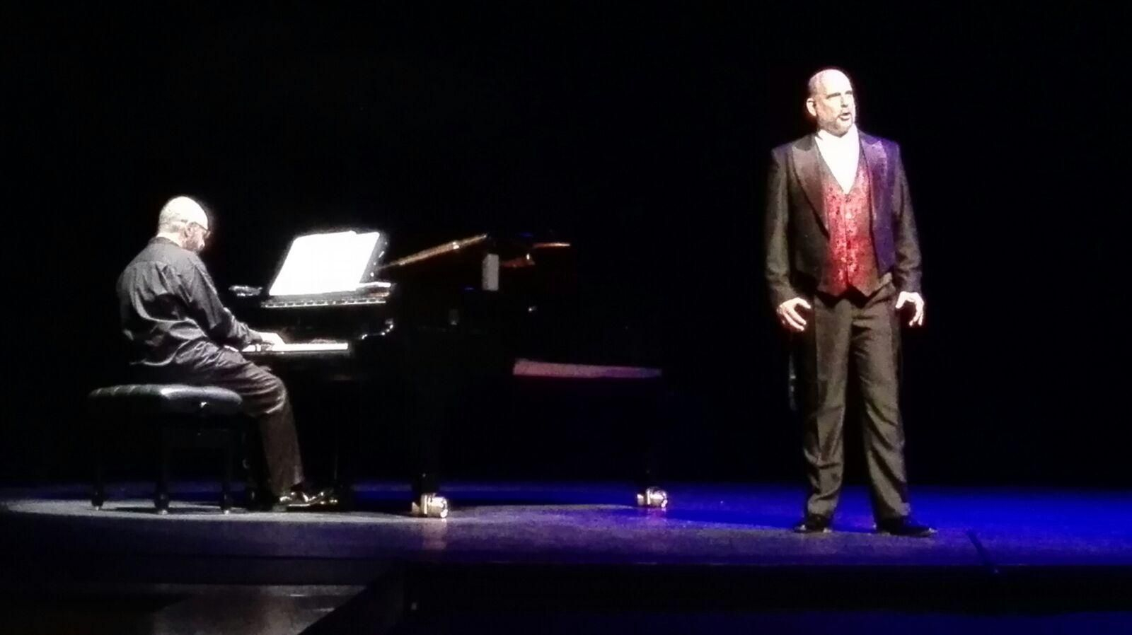 El barítono Juan Jesús Rodríguez, durante su actuación del lunes acompañado por Manuel Burgueras al piano. El barítono Juan Jesús Rodríguez, durante su actuación del lunes acompañado por Manuel Burgueras al piano.