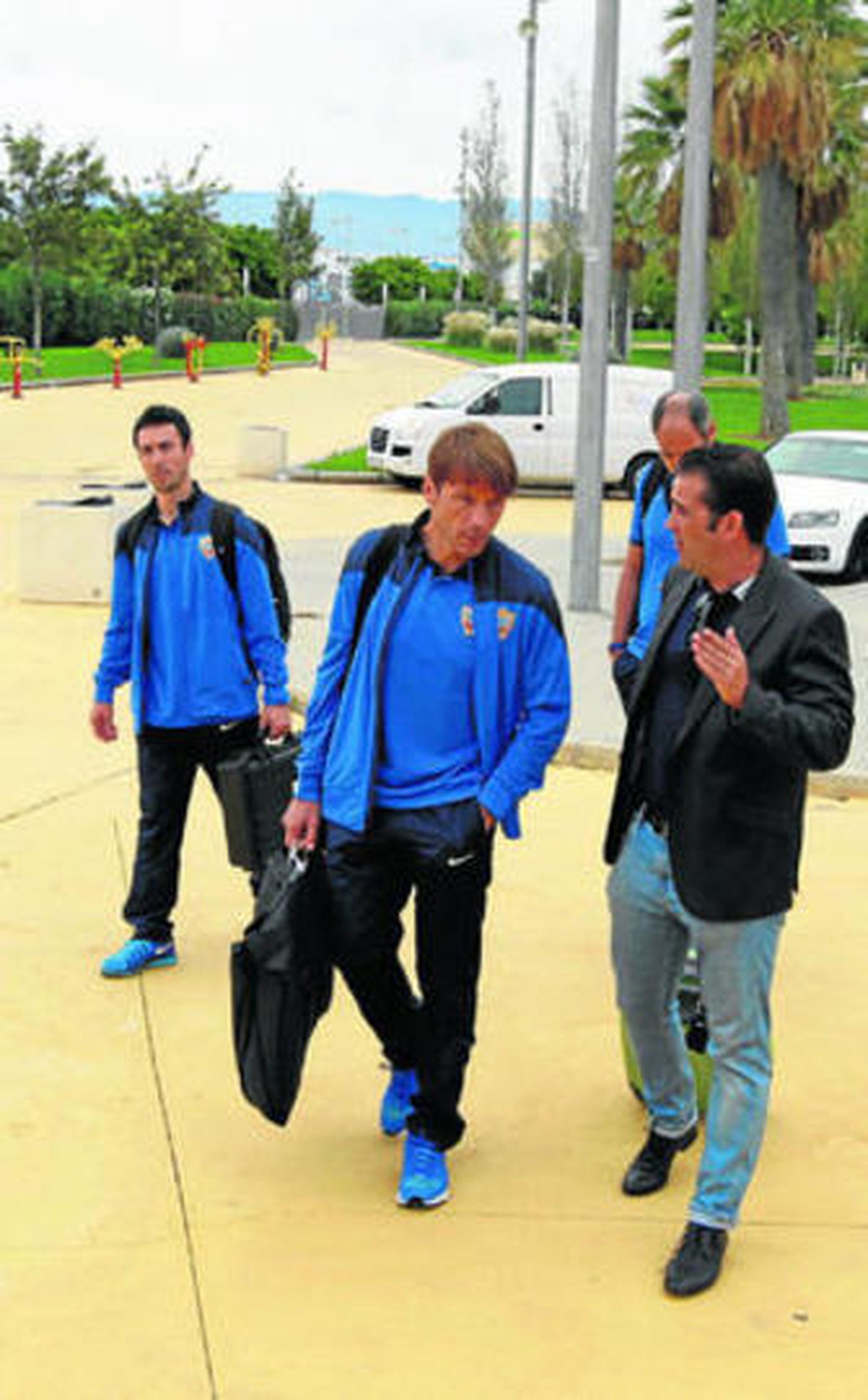 Joan Carrillo y su cuerpo técnico charlan con Alberto Benito antes de subirse al autocar.
