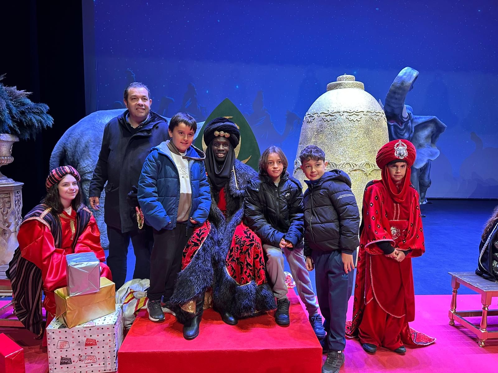 De la Residencia de Mayores a las calles: imágenes del paso de los Reyes Magos por Huércal-Overa