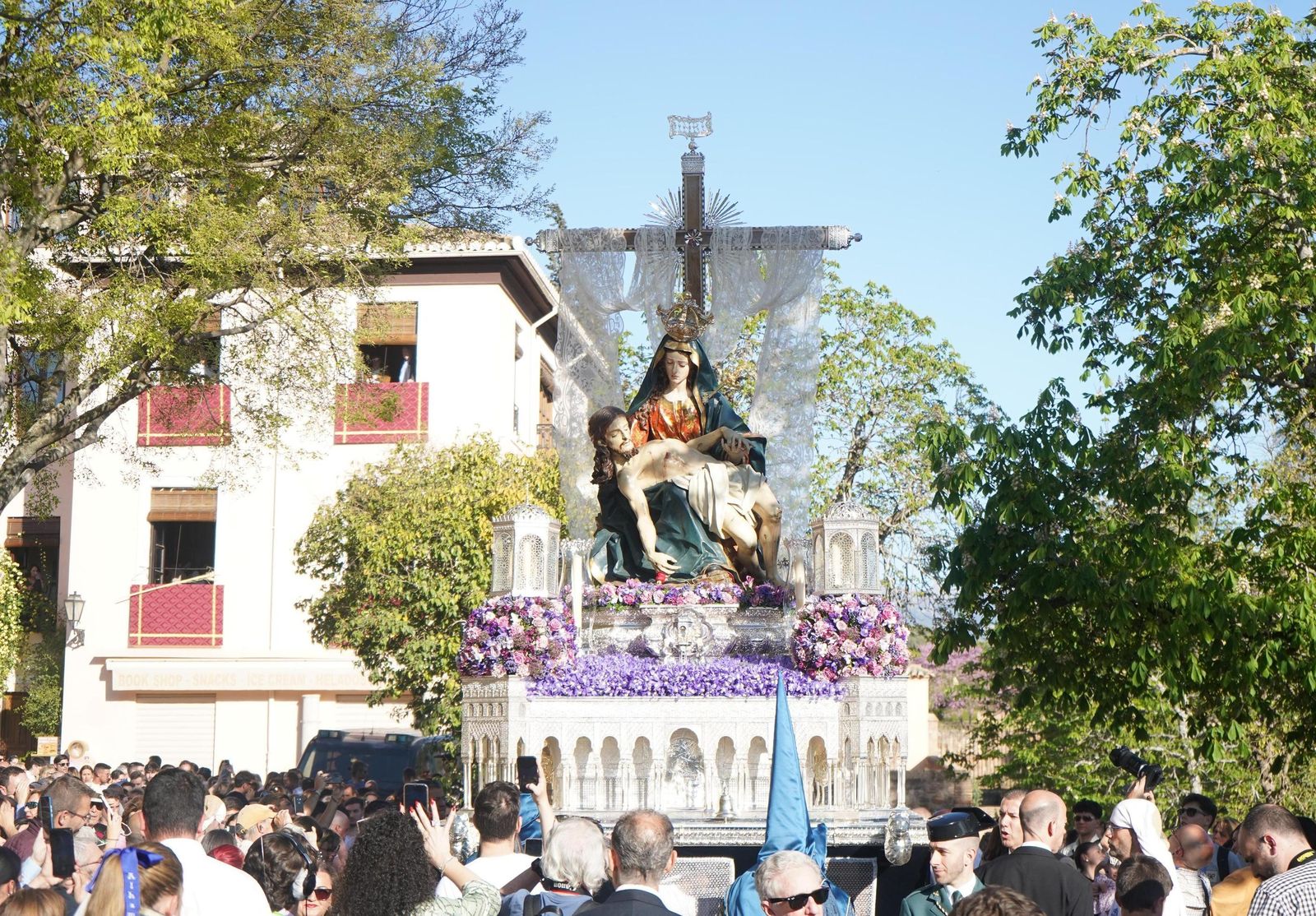 Las fotos de la salida de Santa María de la Alhambra y su bajada a Granada