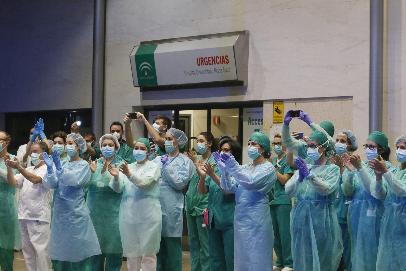 Los profesionales del Hospital Reina Sofía de Córdoba devuelven los aplausos de los cordobeses