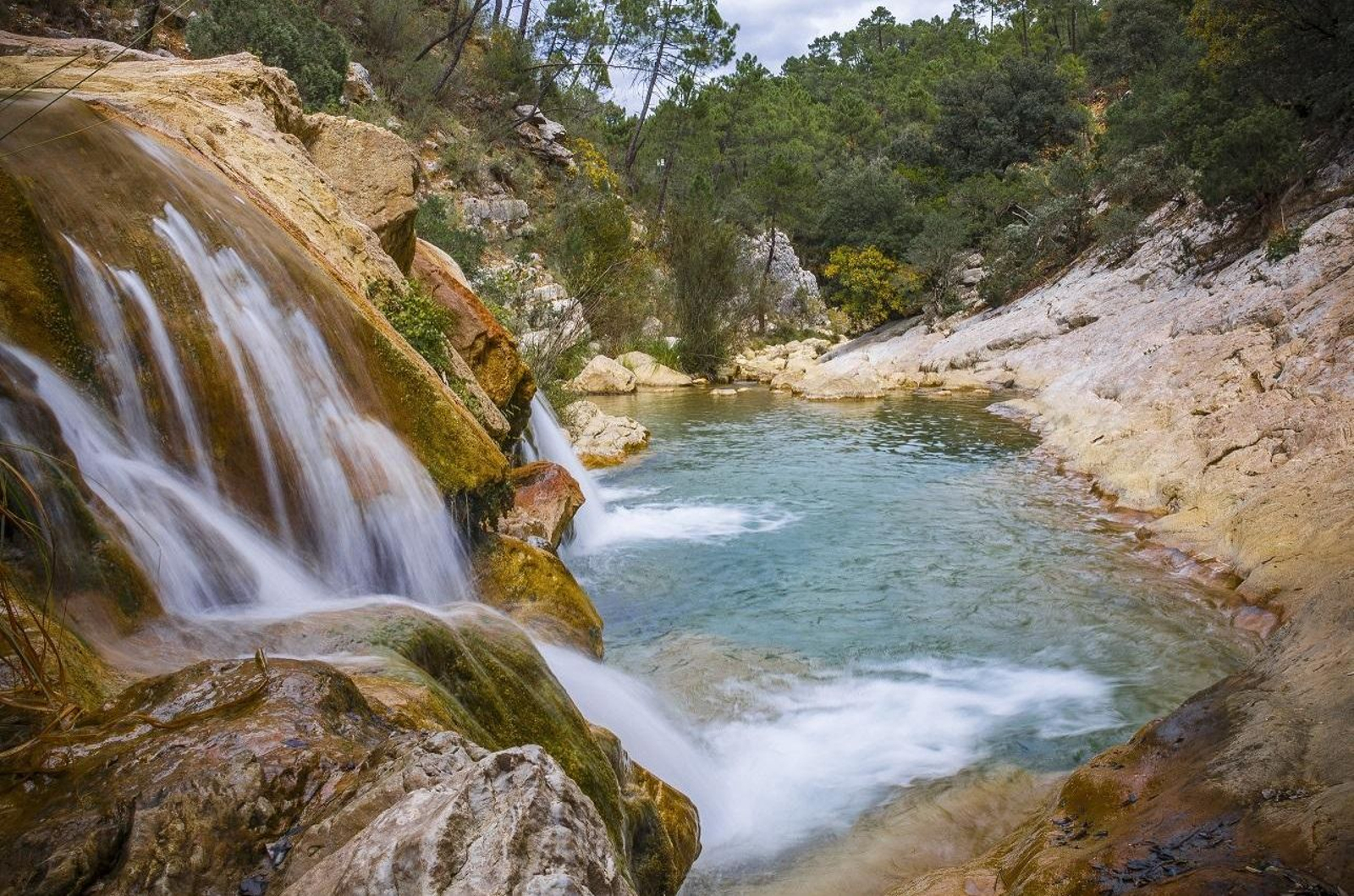 Pozas y pequeñas cascadas del Arroyo de las Truchas, uno de los rincones naturales más atractivos de La Iruela, en pleno Parque Natural de las Sierras de Cazorla, Segura y Las Villas.