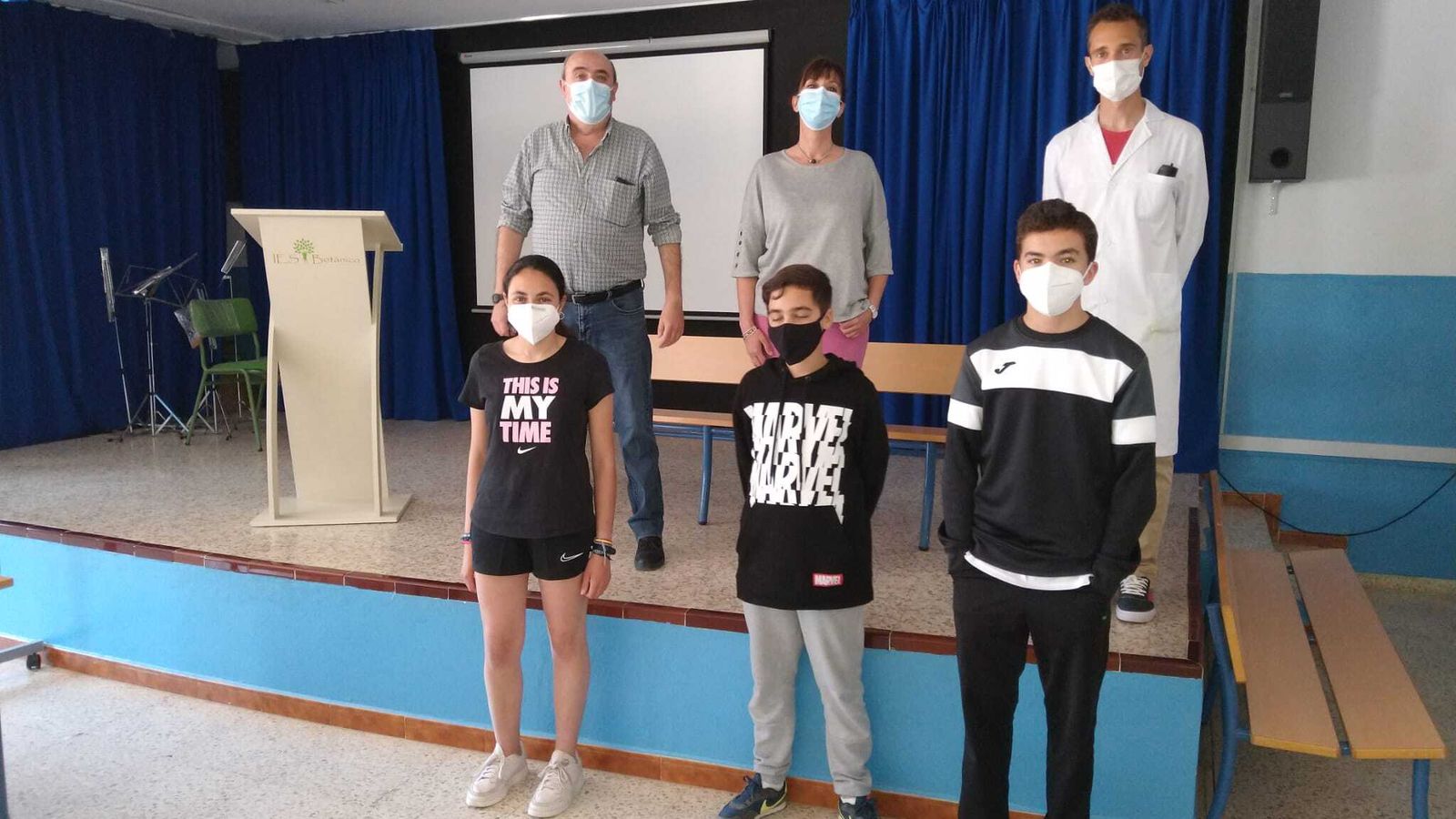 Los alumnos de segundo del IES Botánico que han participado en la fase provincial, con el profesorado del departamento de Física y Química, que ha coordinado la actividad.