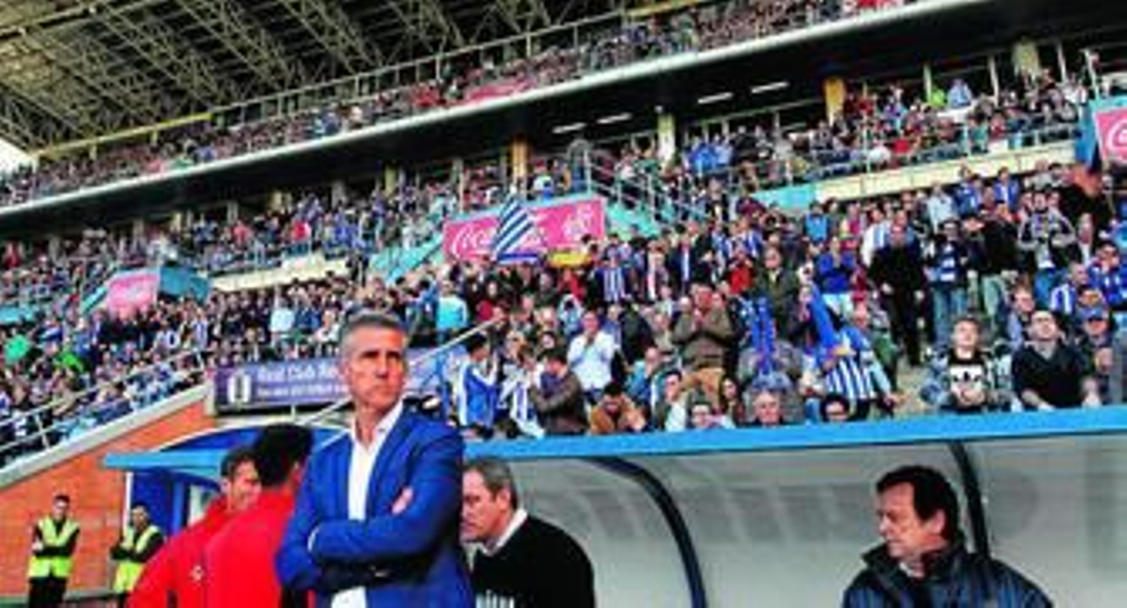 Alejandro Ceballos asiste desde el banquillo a los minutos previos al encuentro contra el Granada B en el Nuevo Colombino.