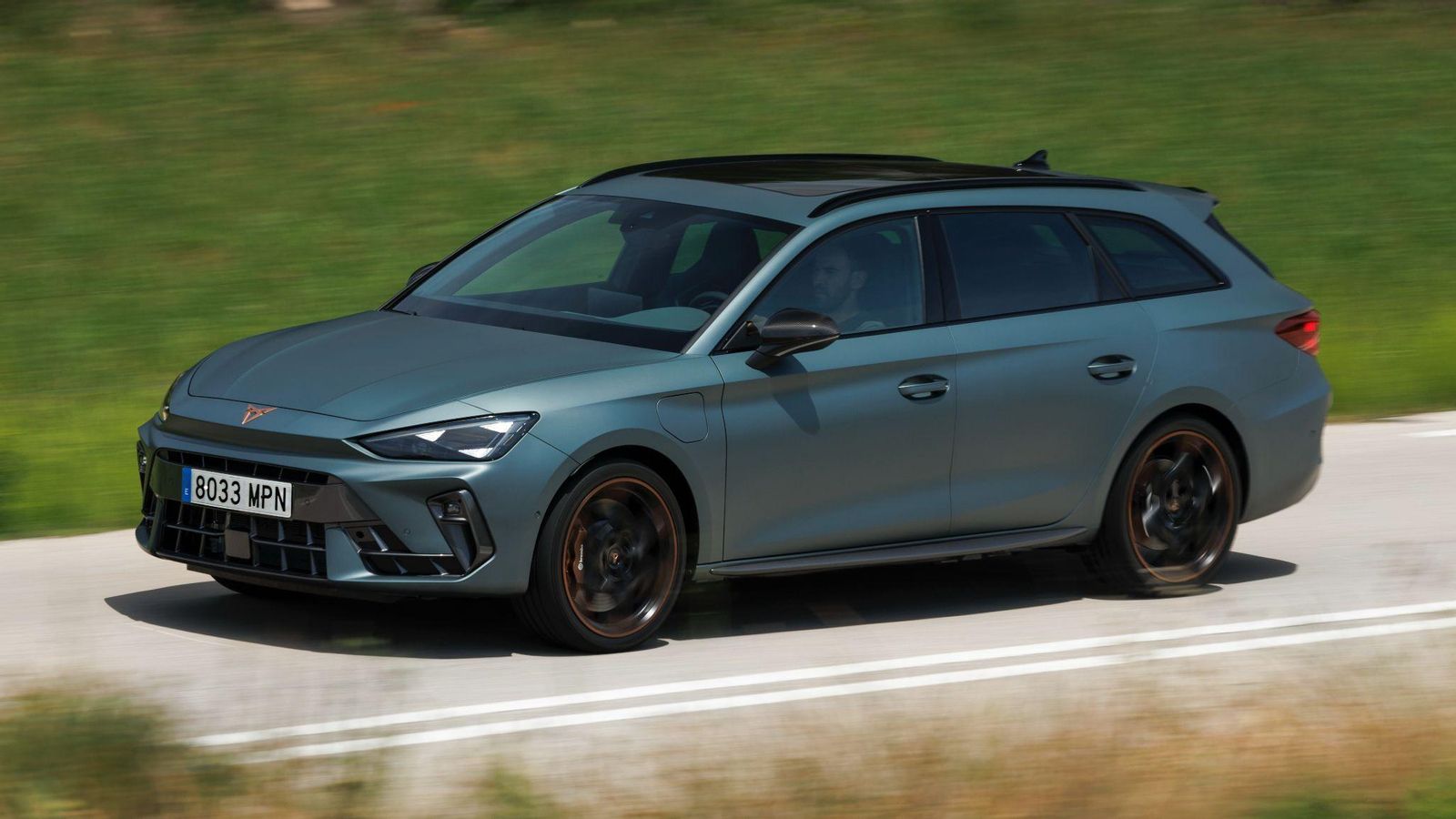 Con 333 CV, el Sportstourer cuenta con la versión del León más potente jamás utilizada en este modelo. Como la de 204 CV es exclusiva de esta carrocería y siempre se combina con la tracción total. Con 333 CV, el Sportstourer cuenta con la versión del León más potente jamás utilizada en este modelo. Como la de 204 CV es exclusiva de esta carrocería y siempre se combina con la tracción total.