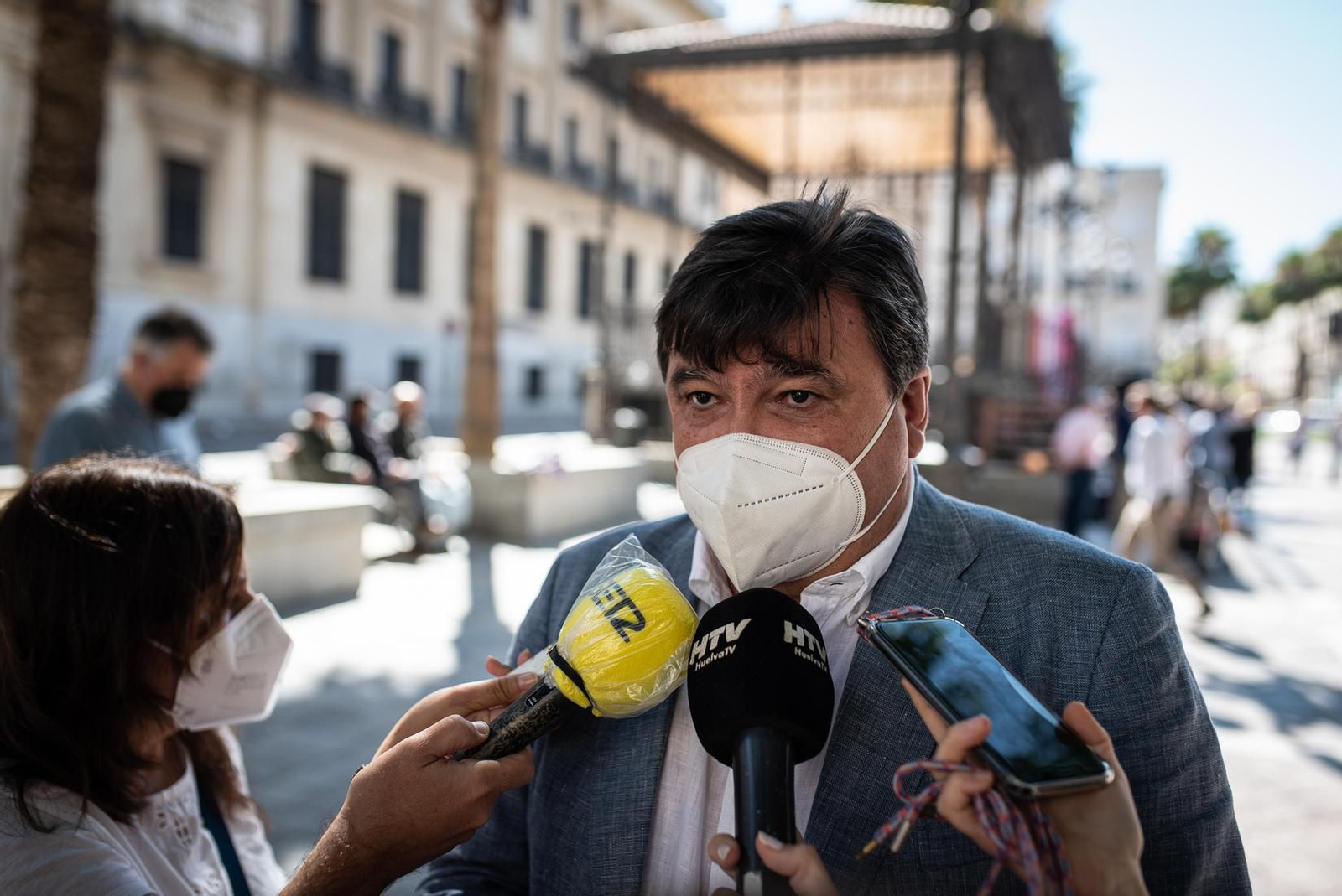 El alcalde de Huelva, Gabriel Cruz, atiende a los periodistas.