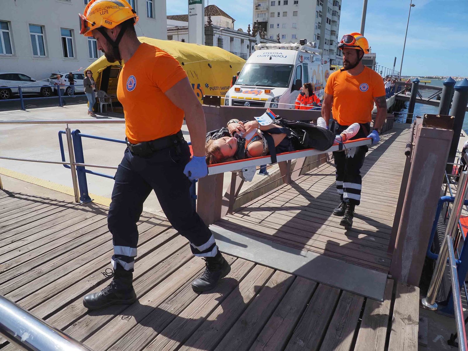 Las mejores imágenes del choque entre un ferry y un pesquero en medio del Guadiana