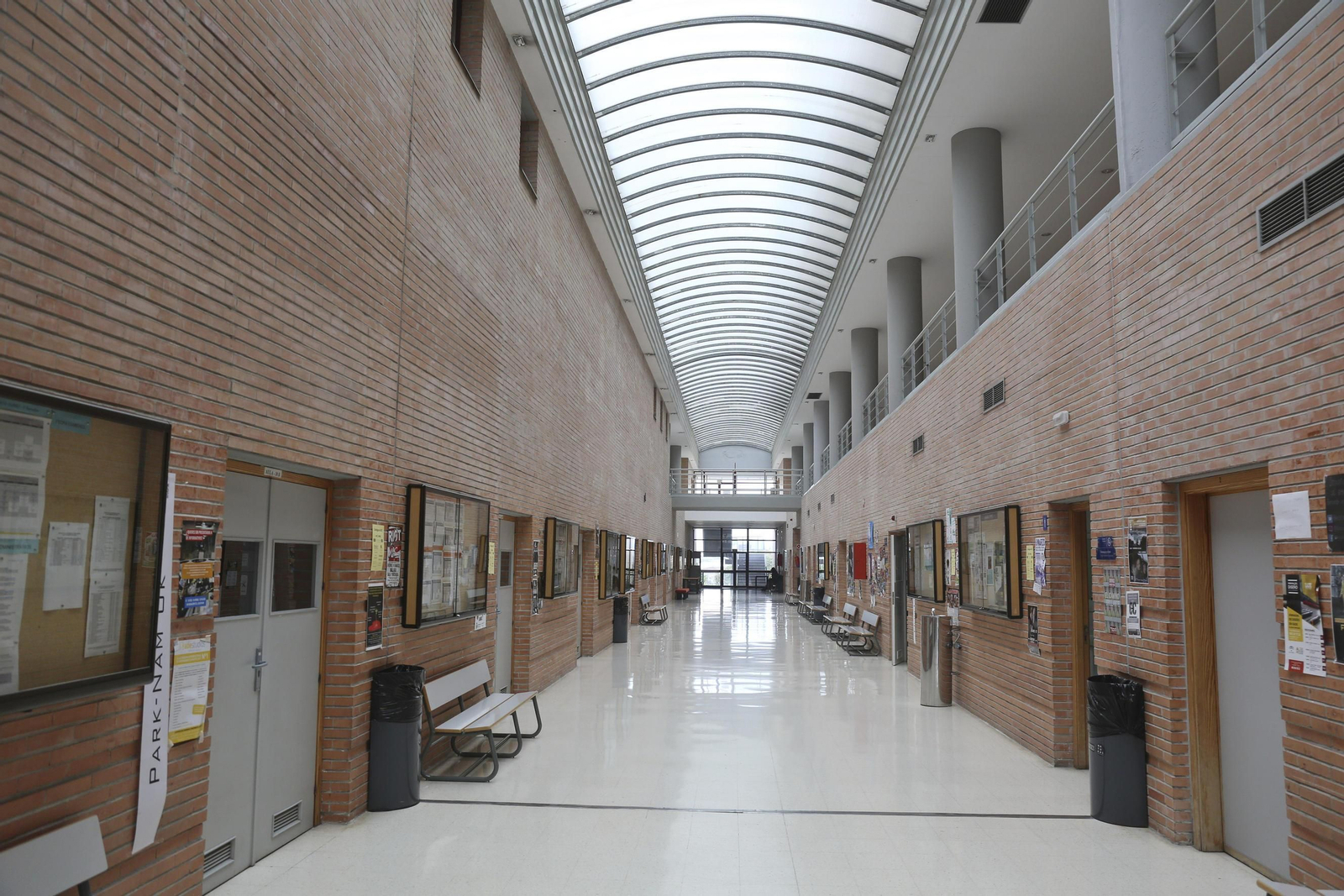 Pasillos vacíos en la Facultad de Comunicación.