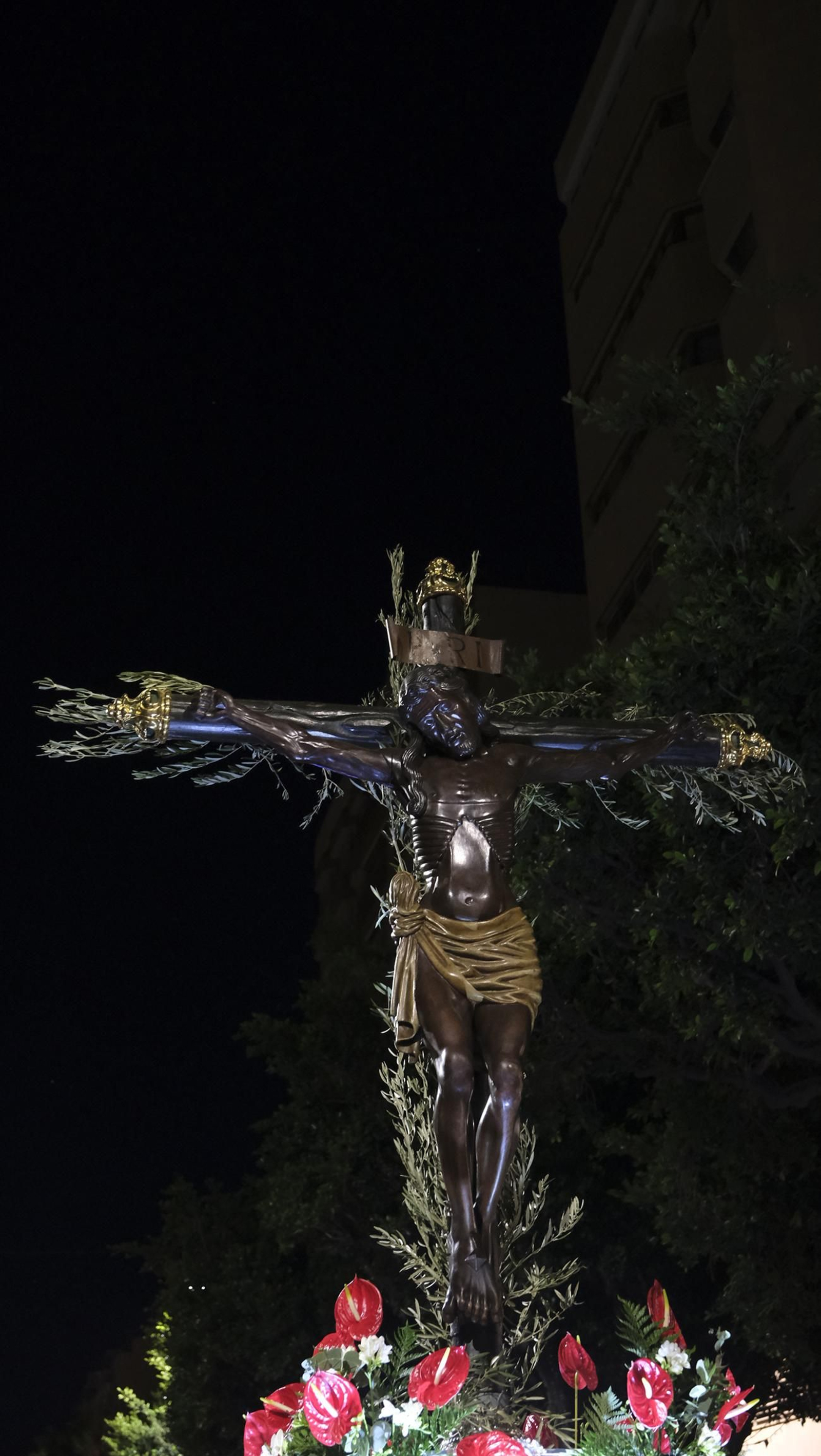 Procesión del Vía Crucis-Cristo de la Escucha en Almería, en imágenes