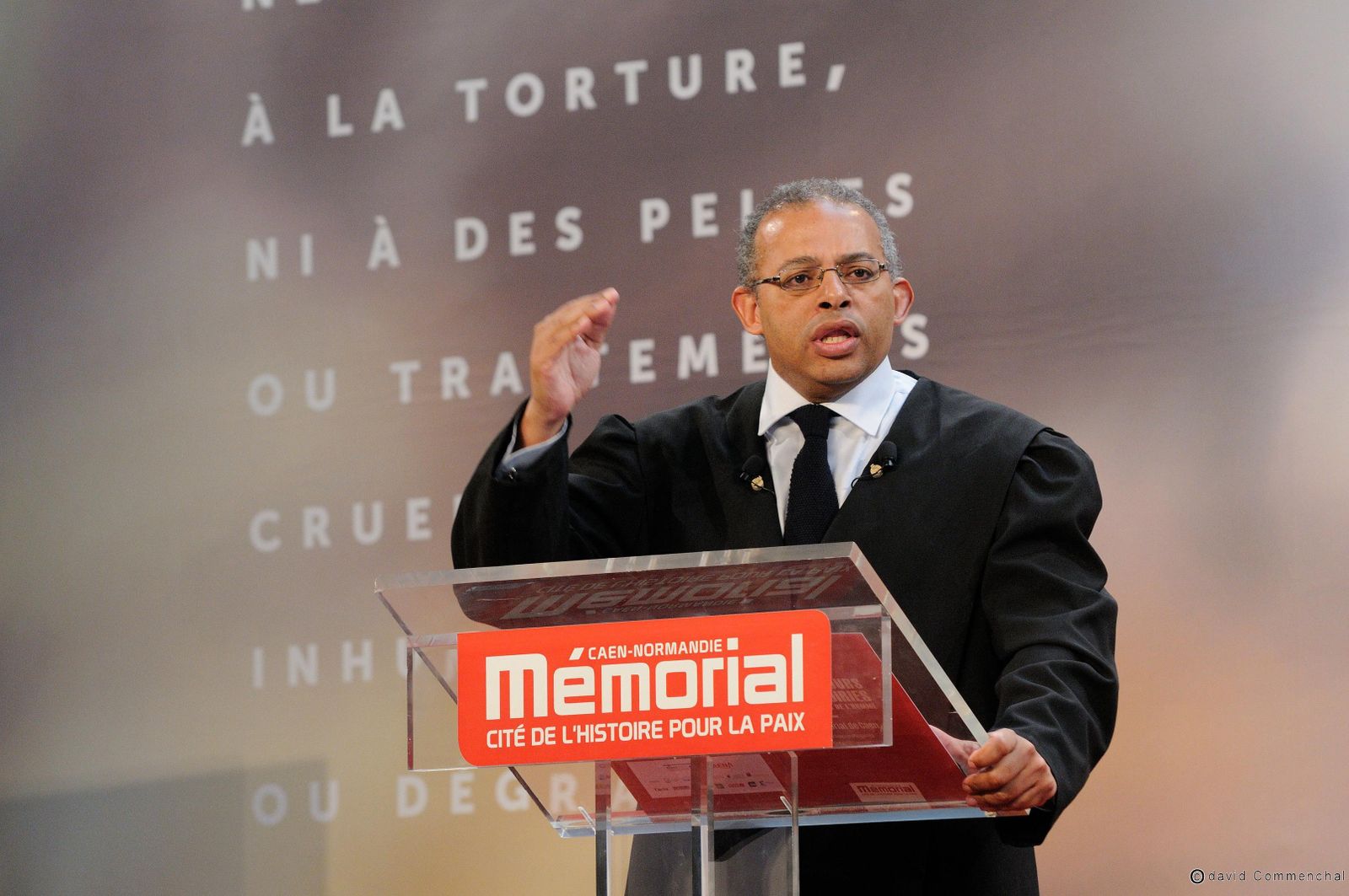 El abogado Max Adam defendiendo su trabajo en el Memorial de Caen.