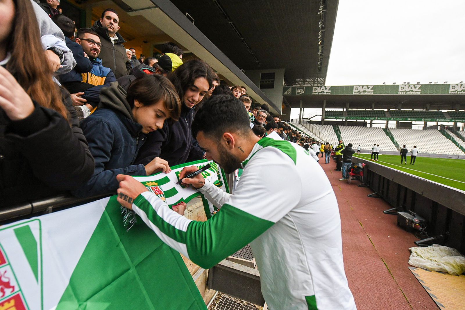 El Córdoba CF se deja querer por su afición en el Día de Año Nuevo: las fotos del entrenamiento de puertas abiertas