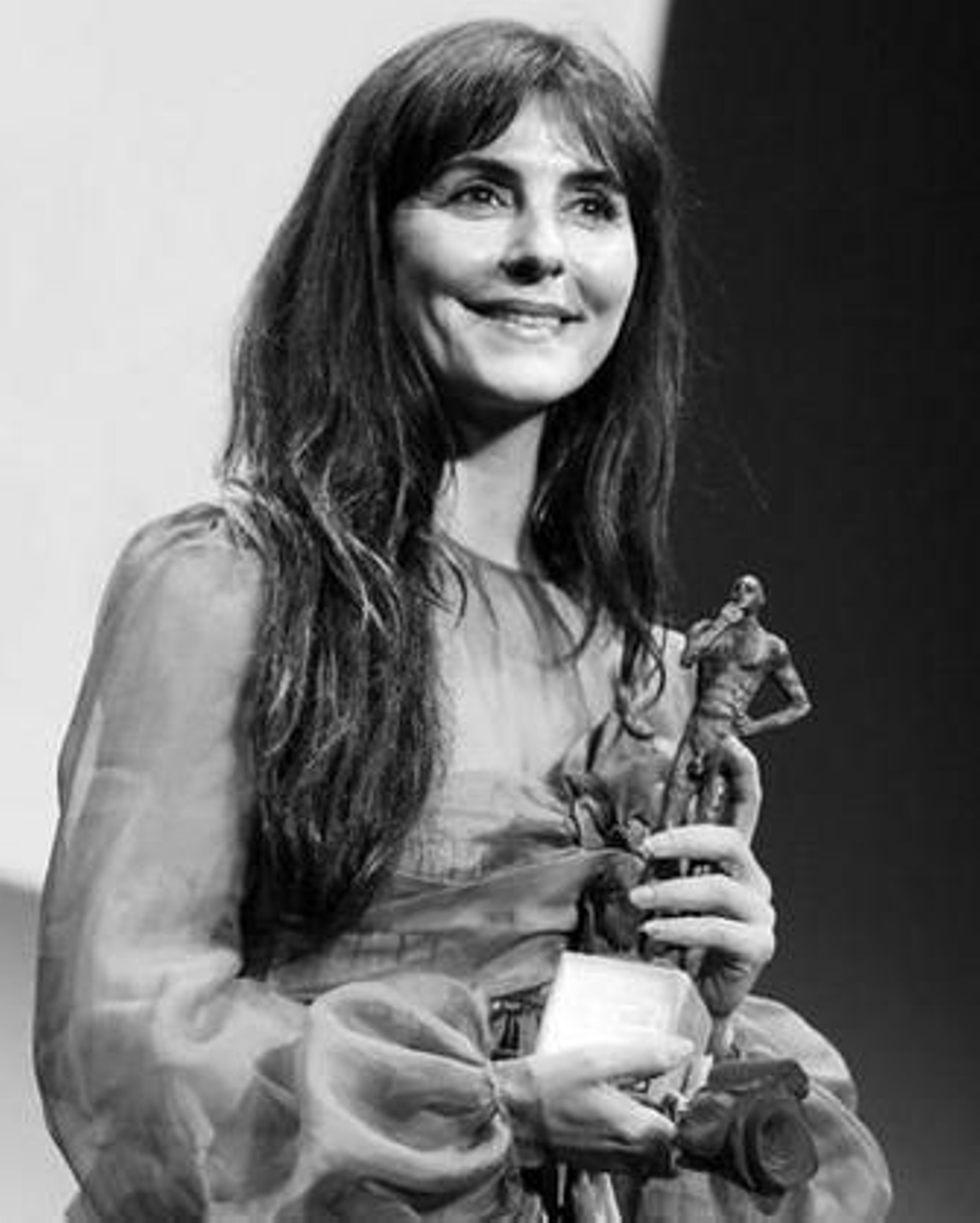 Ana Fernández recibe el premio de la RTVA diez años después de 'Solas'