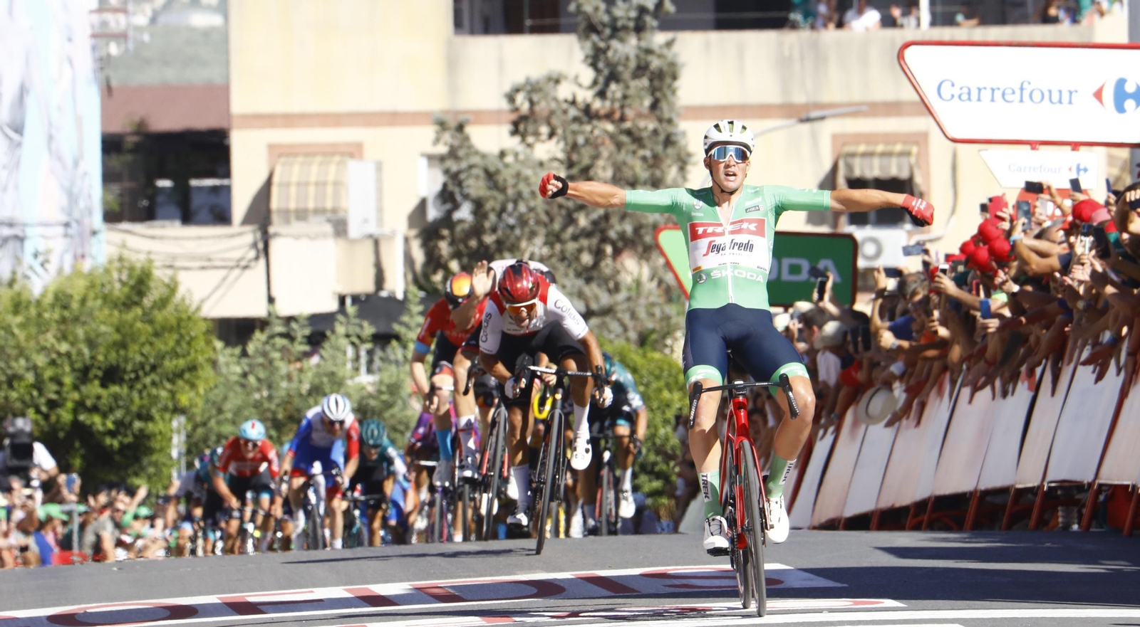 Mads Pedersen celebra su triunfo en Montilla.
