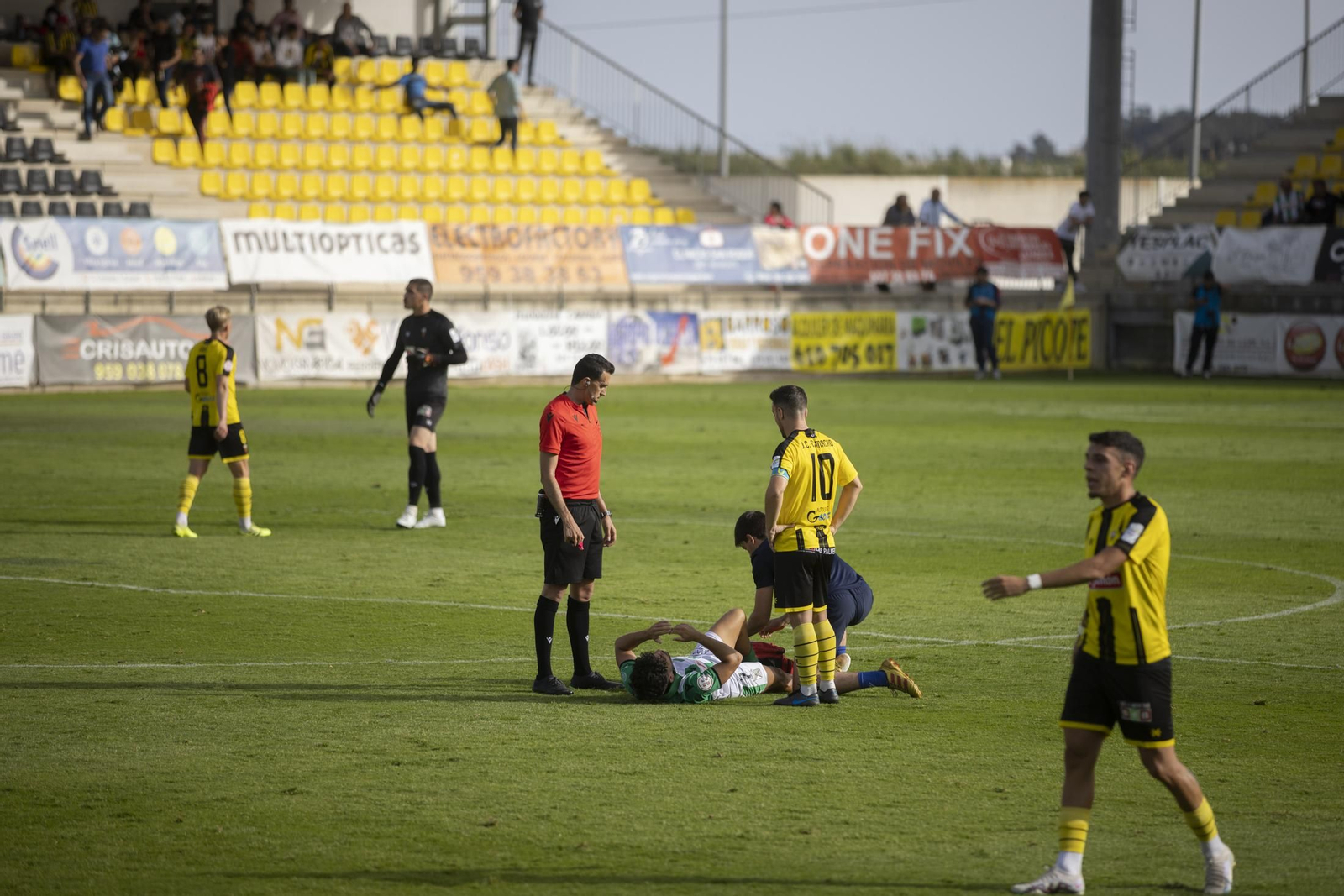 Imágenes del partido entre el San Roque de Lepe y el Atlético Sanluqueño