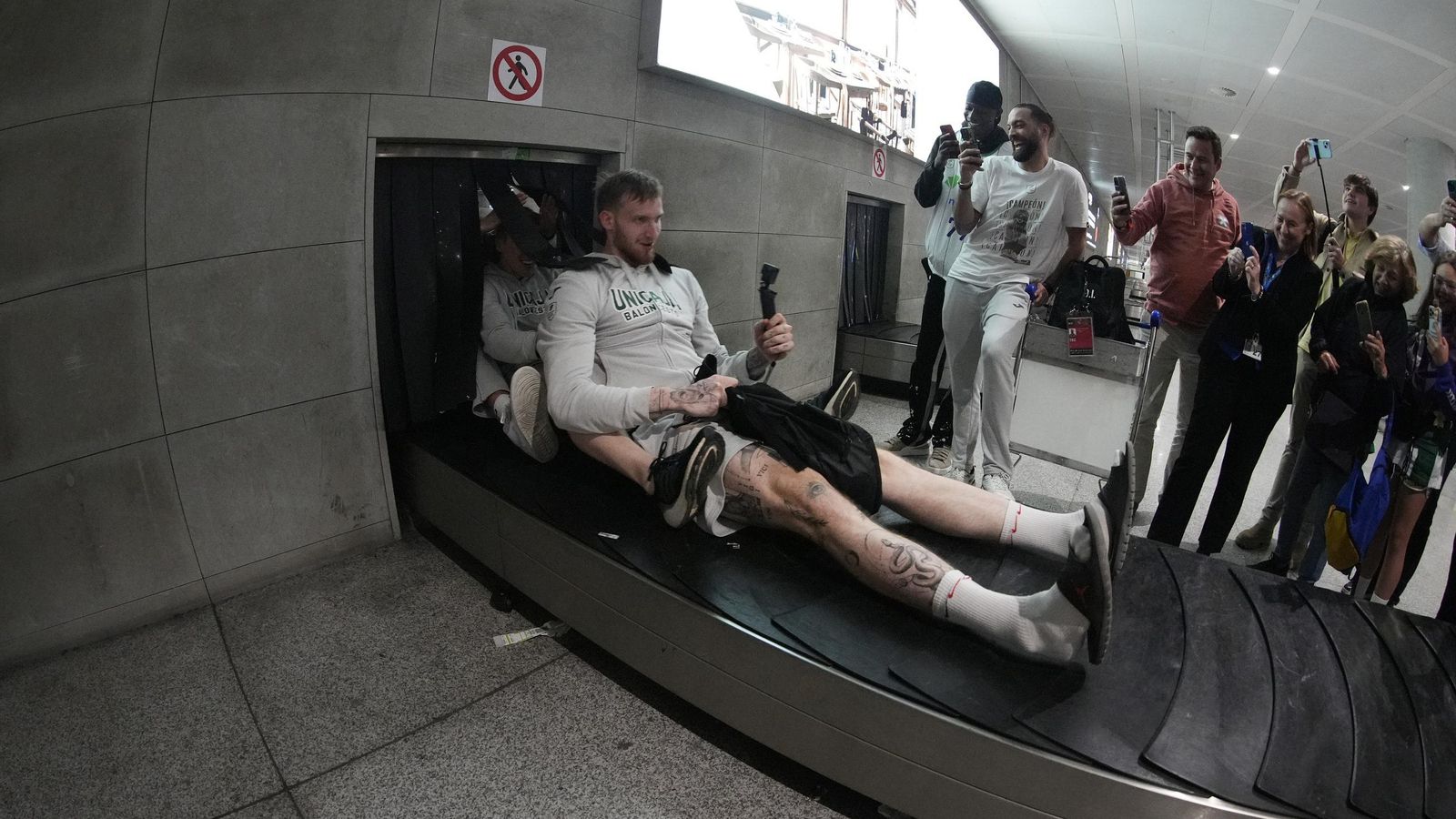 Alegría y éxtasis en la llegada del Unicaja al aeropuerto