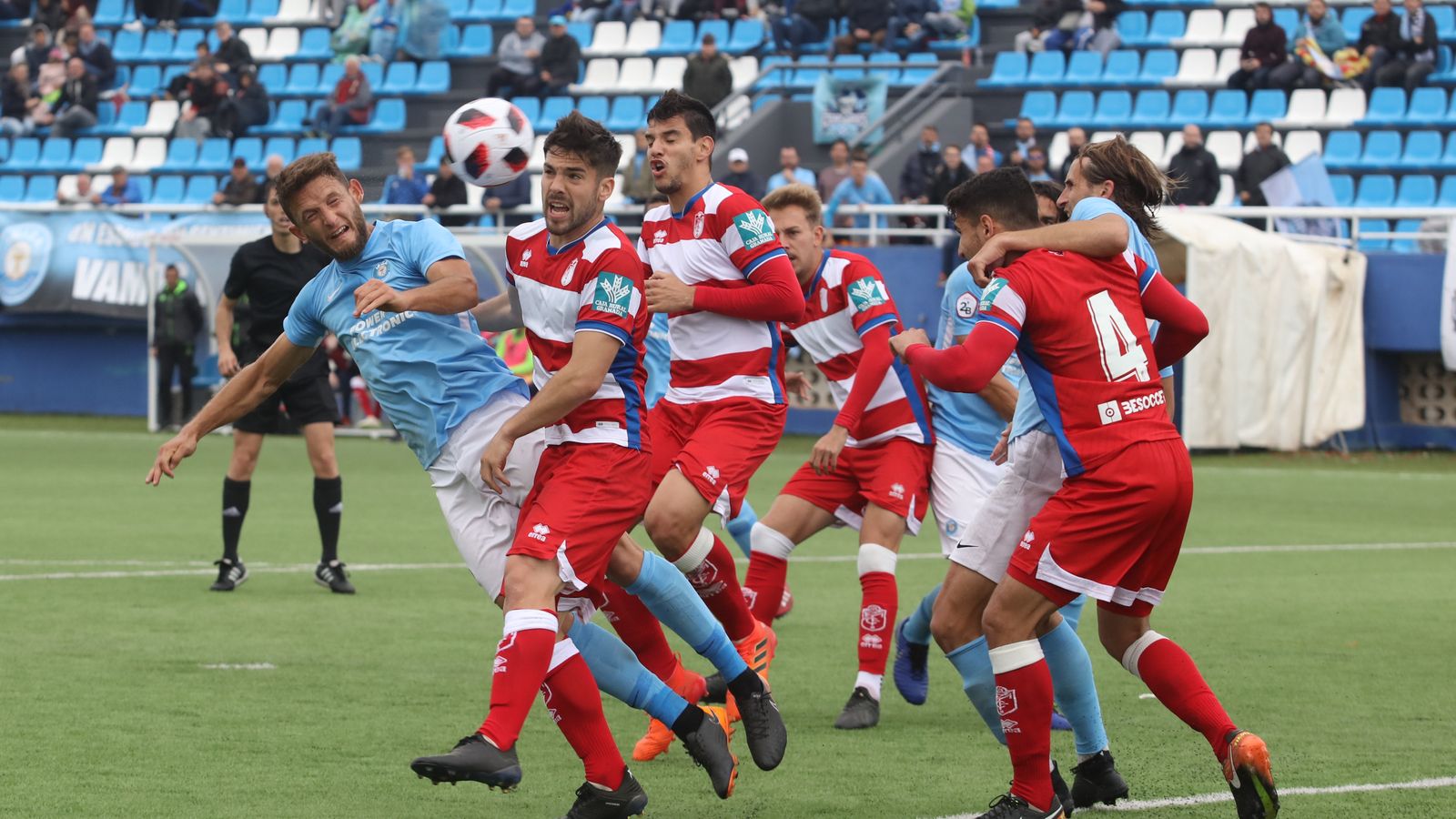 Paco Torres trata de despejar un centro lateral del Ibiza.