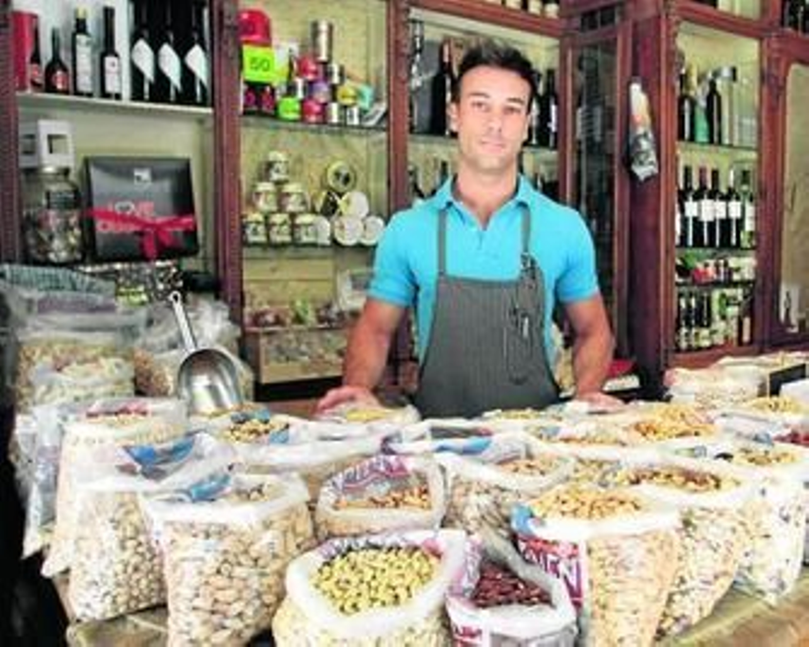 Rafael Rodríguez muestra el amplio surtido de gominolas y frutos secos de la tienda Oliver.