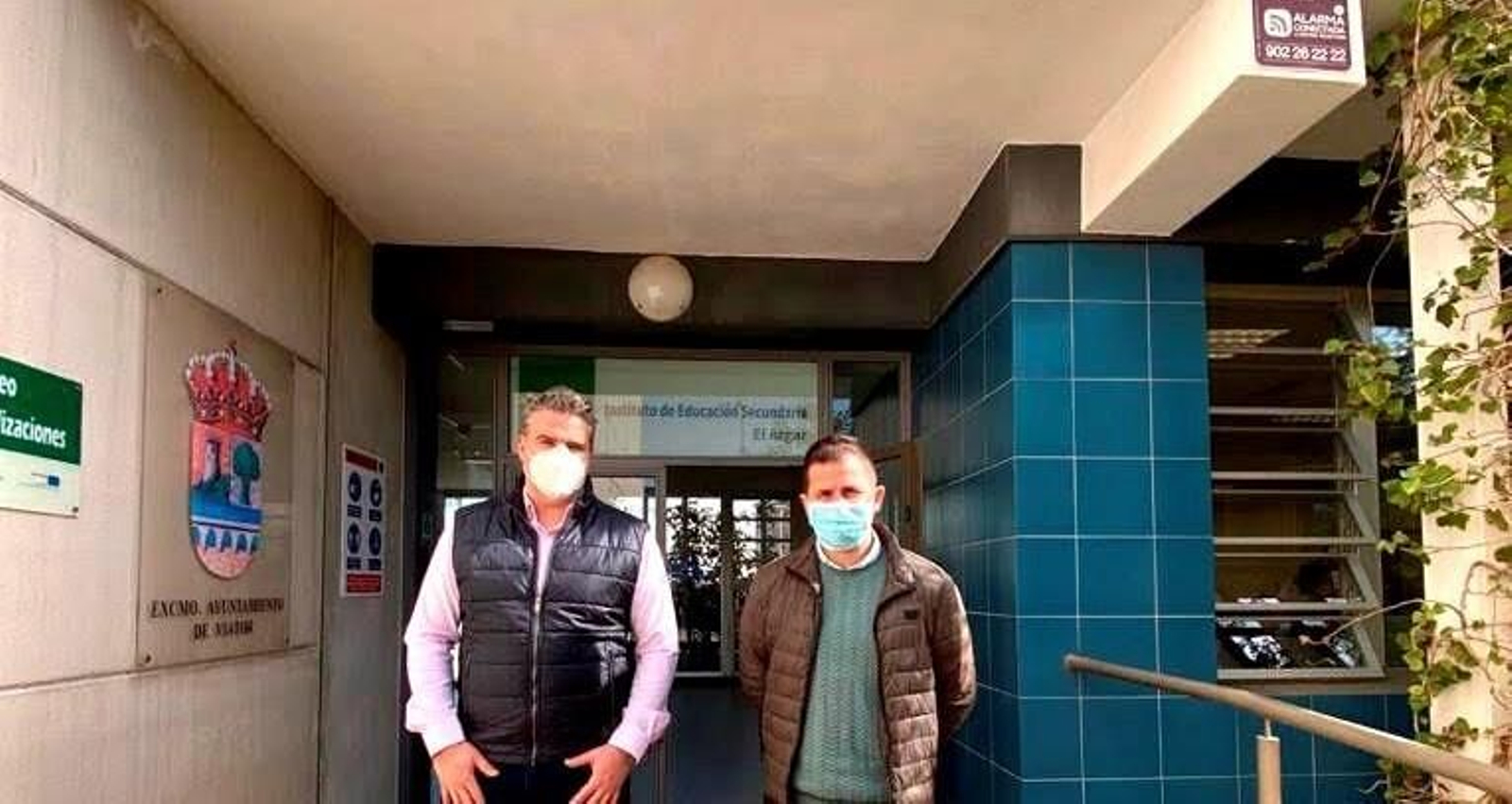 El alcalde, Manuel Jesús Flores Malpica, junto al concejal de Deportes, Juventud y Empleo, Manuel González Palenzuela