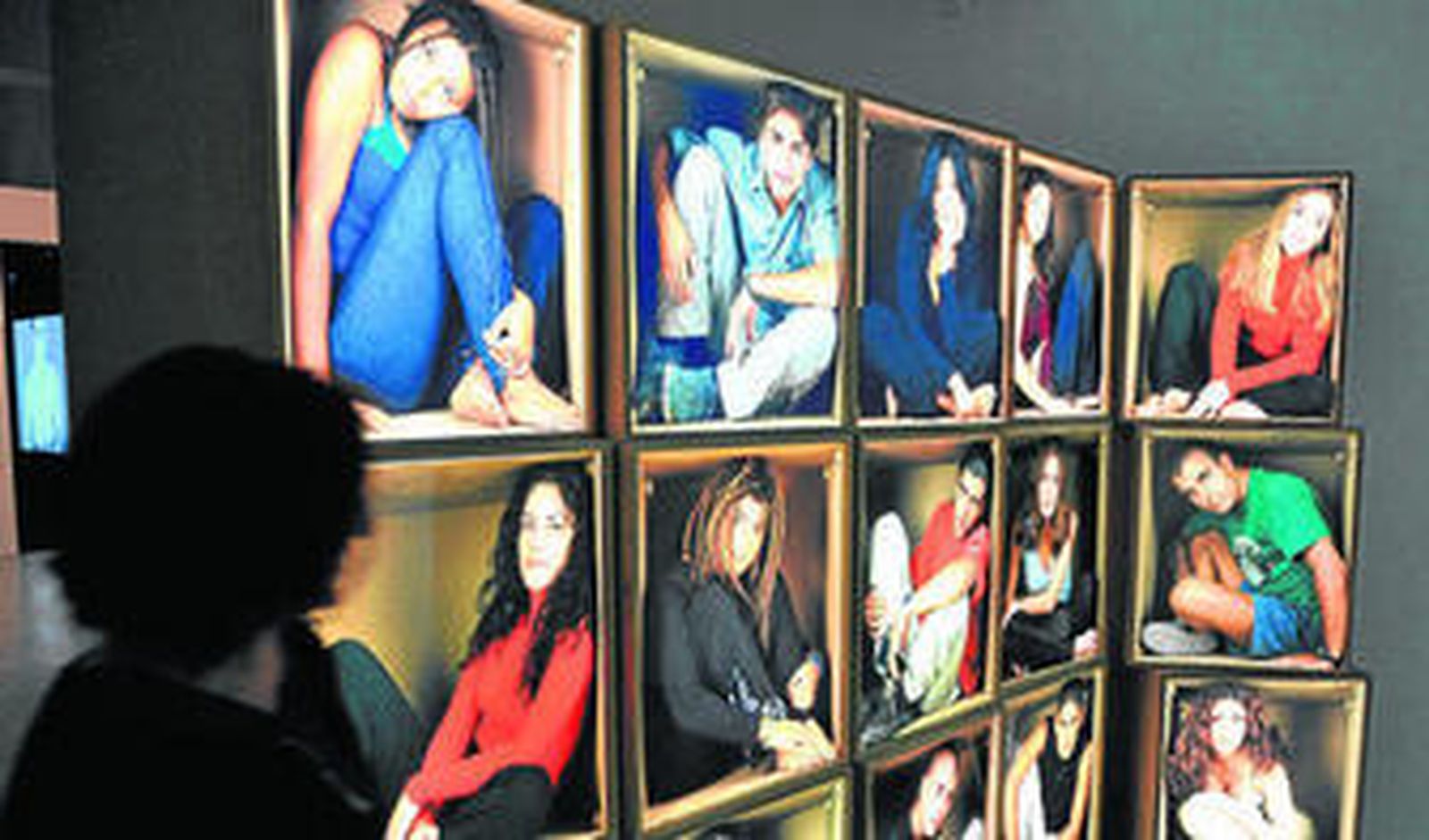 1. Dionisio González funde lo fotográfico, lo escultórico y lo visual en su pieza Habitaciones (1999-2000). 2. Ángeles Agrela está presente con uno de los temas recurrentes en su obra, el camuflaje. 3. Una historia de sexo, de Andrés Serrano.