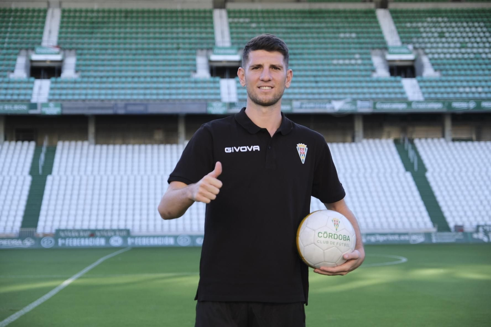 La presentación de Alberto Toril como nuevo jugador del Córdoba CF, en imágenes