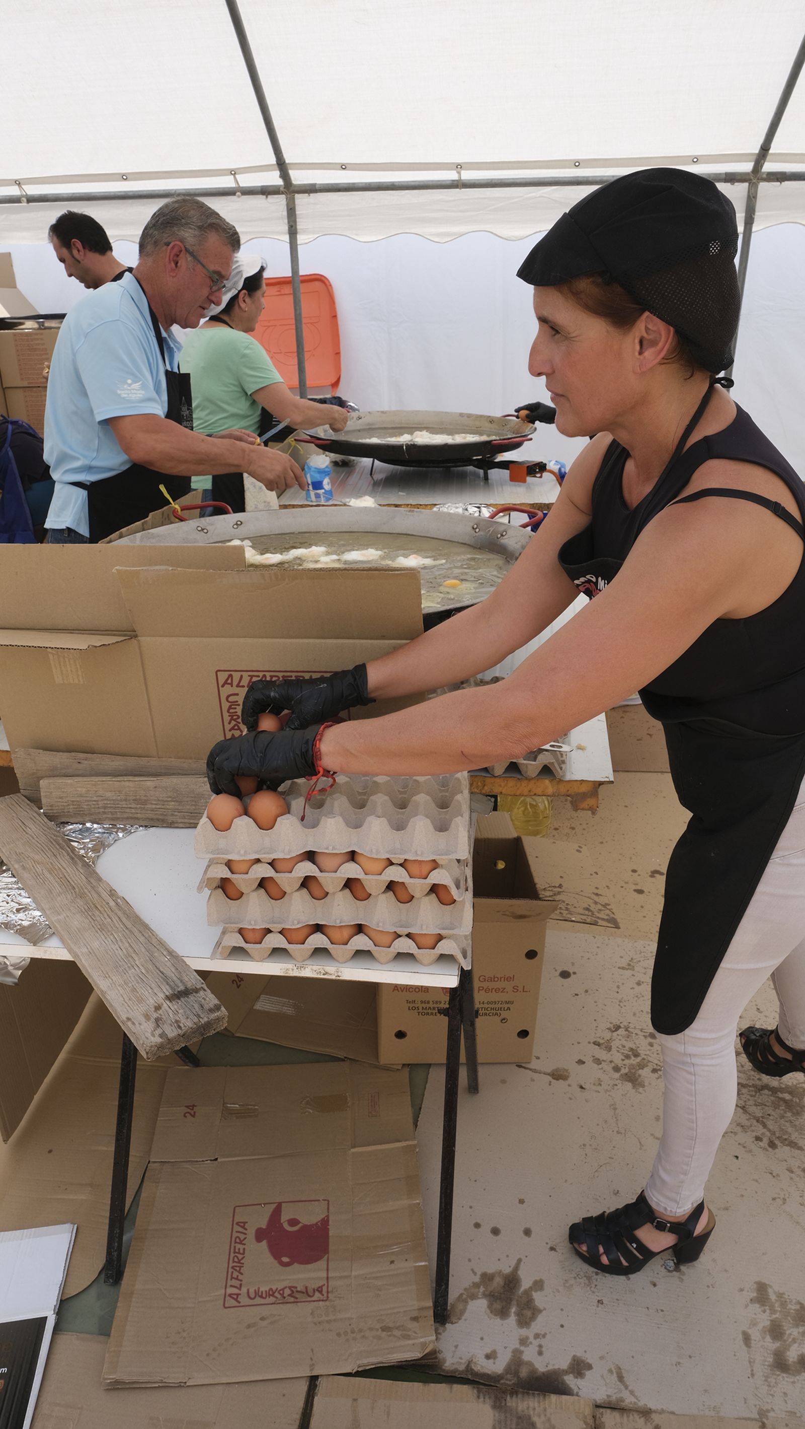 Imágenes de la degustación de huevos fritos con chorizo, en las Fiestas de Santa María del Águila