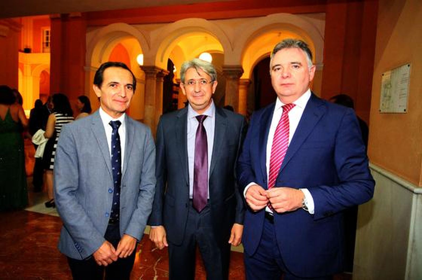 El delegado territorial de Empleo de la Junta en Huelva, Manuel José Ceada, el director de Refinería La Rábida Cepsa, José Antonio Agüera, y el delegado de la Junta en Huelva, Francisco José Romero.

Foto: Alberto Dominguez / Josue Correa / Canterla
