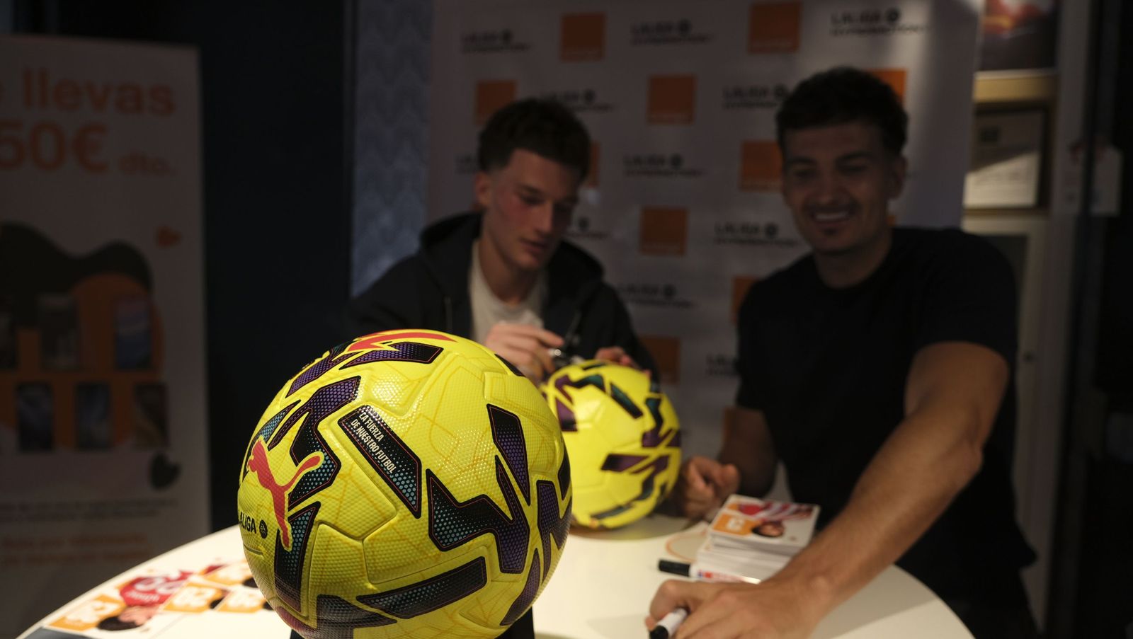 Búscate en las fotos de la firma de los jugadores de la U.D. Almería en la tienda Orange