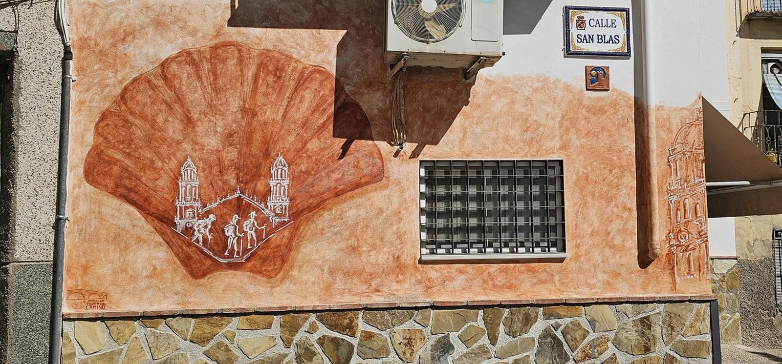 Arte urbano y turismo se dan la mano en estos murales del Camino Mozárabe de Santiago