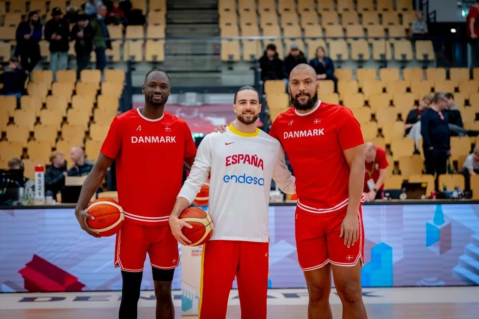 Cómodo inicio de la España de Chus Mateo con un buen Alberto Díaz