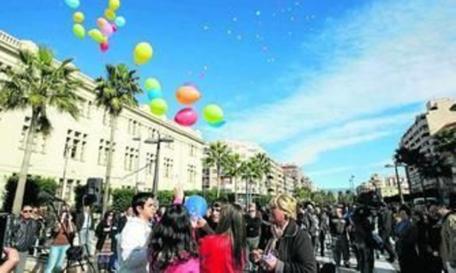 La tradicional suelta de globos en el Mirador de La Rambla por el Día Internacional del Niño con Cáncer.