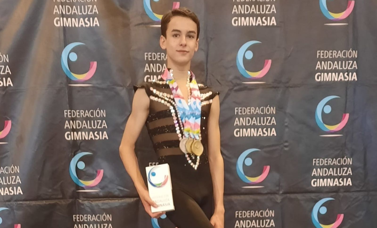 Pablo Garrido Suárez posa como vencedor en el podio.