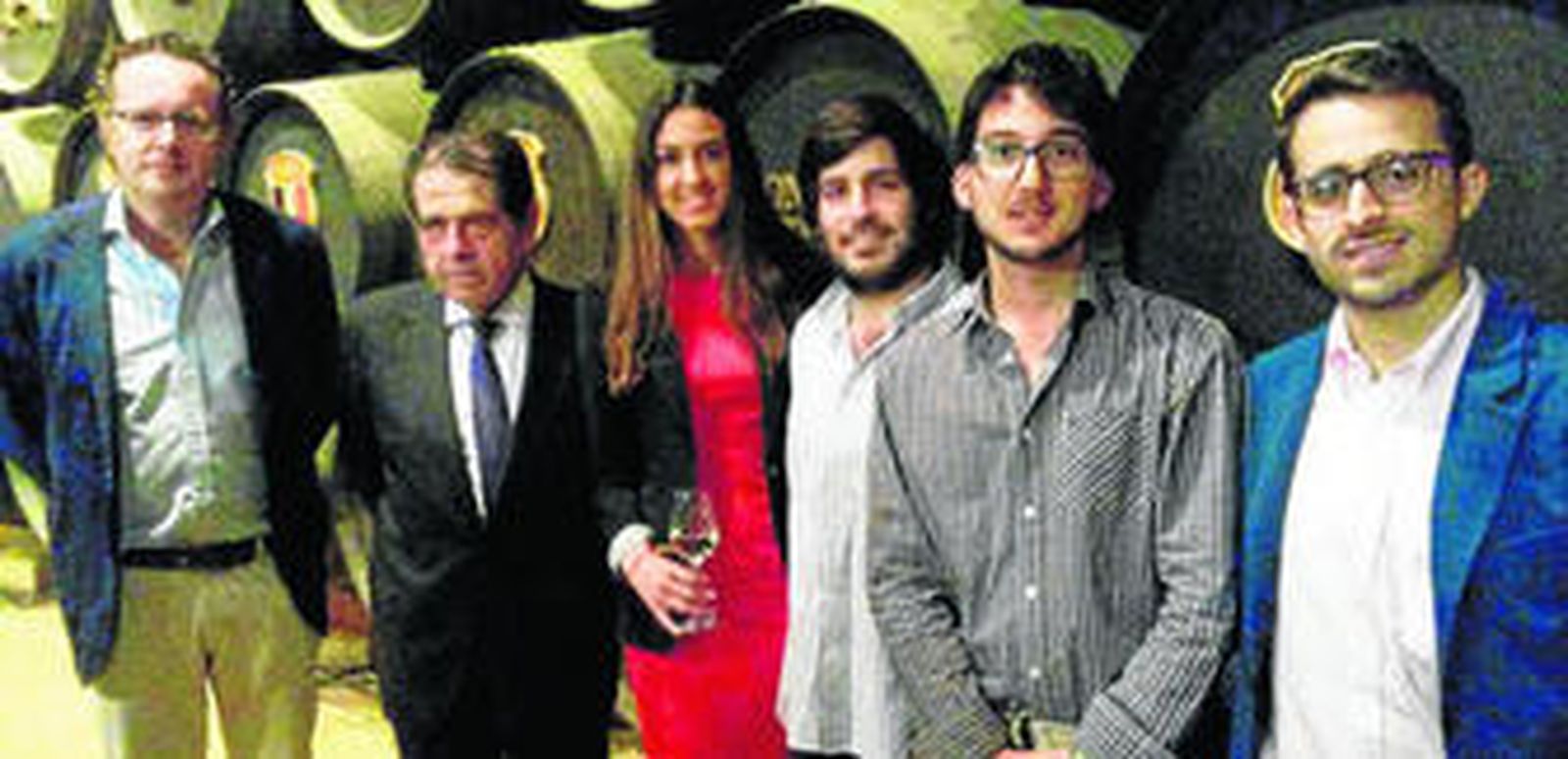 En esta edición acudió público joven al pregón de la mano de Juventud Taurina de Jerez, cuyos dirigentes posan en la foto con el pregonero Momo Roldán.