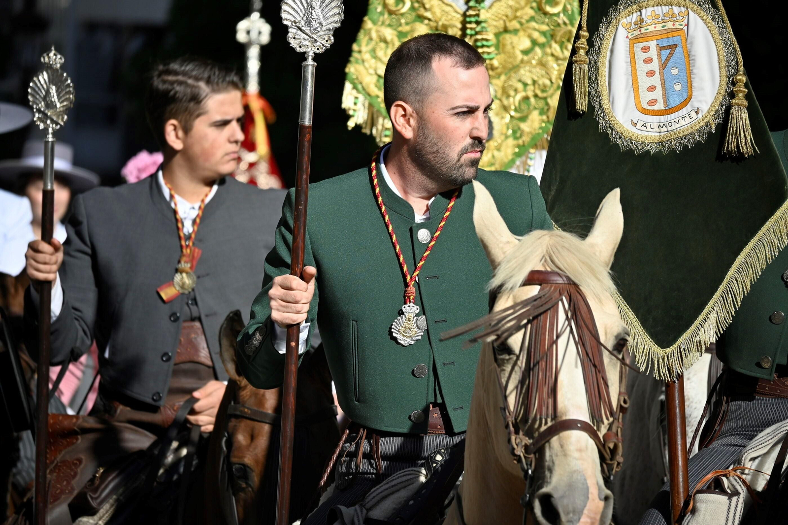 Imágenes de los peregrinos de la Hermandad de Emigrantes en su salida por las calles de Huelva