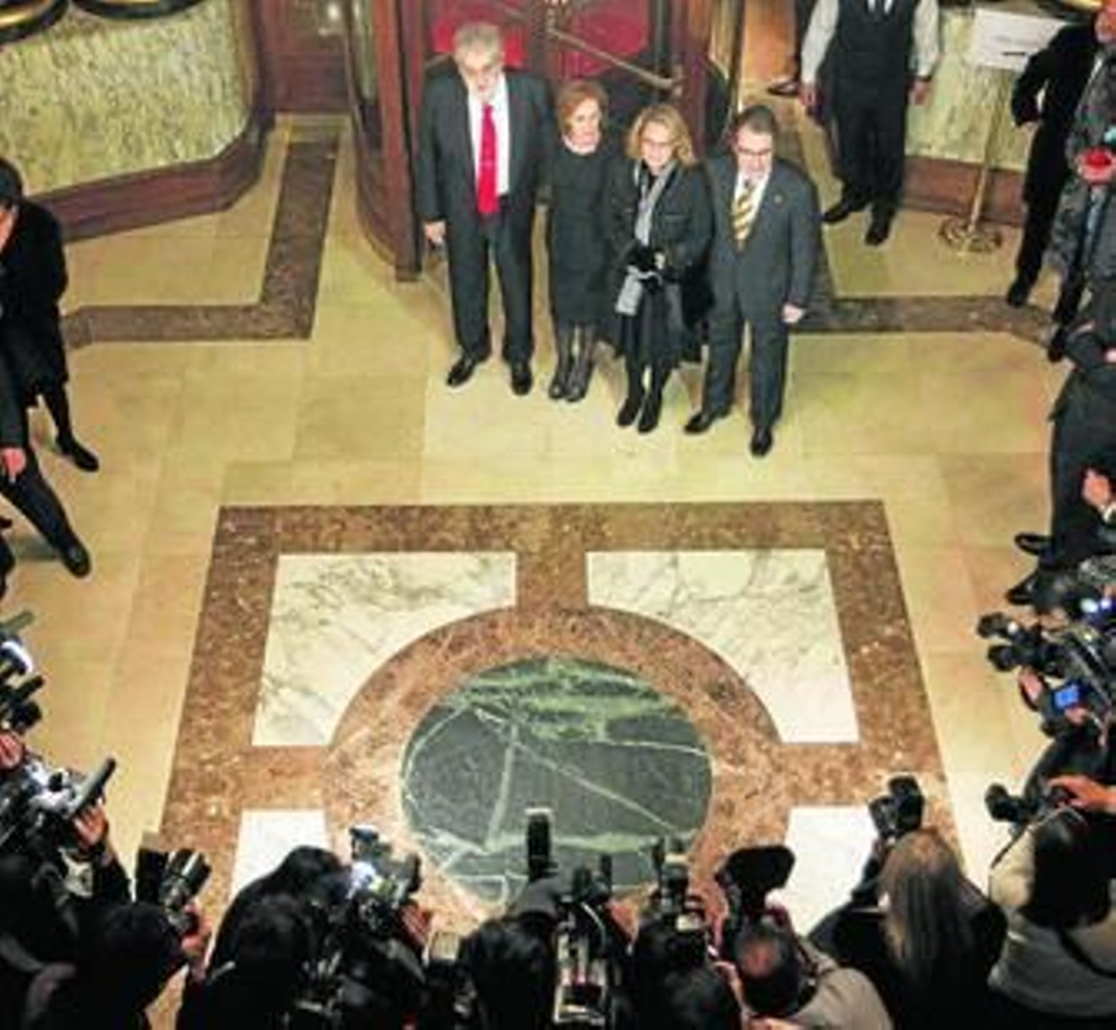 Lara y Artur Mas, en la llegada anoche a los premios.