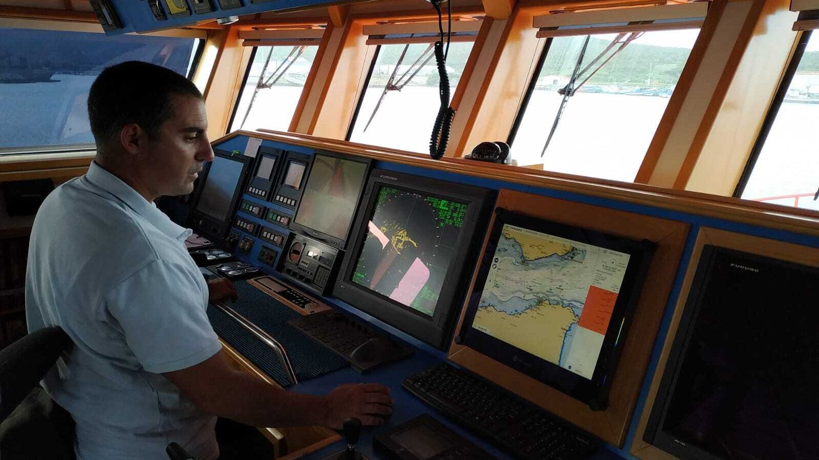 Uno de los tripulantes en el puente de mando de la ‘Concepción Arenal’.