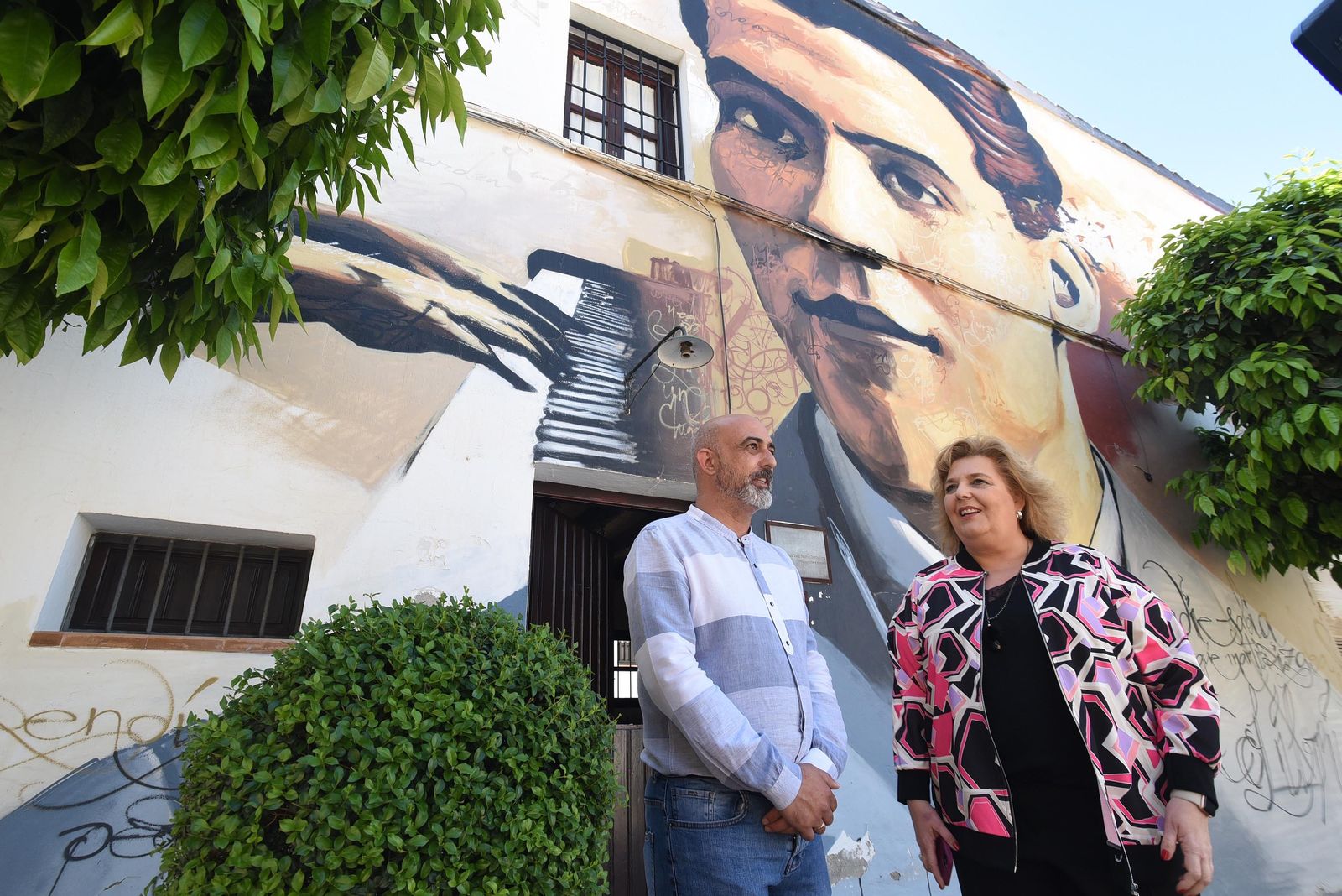 La diputada de Cultura y el alcalde de Fuente Vaqueros junto al inmueble.