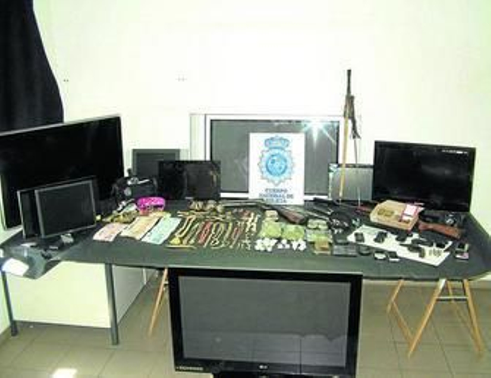 Televisores de plasma, dinero, joyas y droga requisadas por los agentes.
