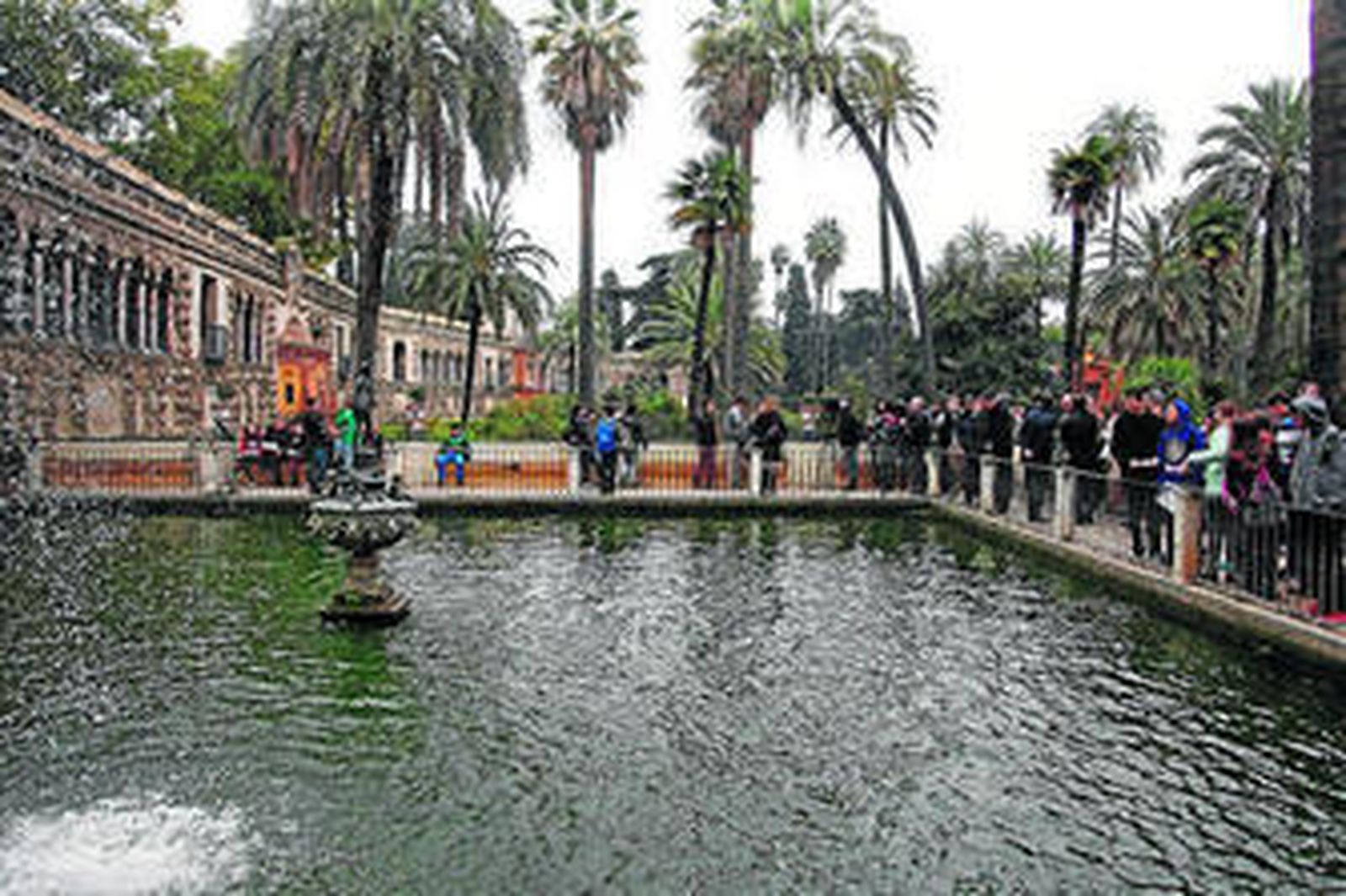 Visitantes en el Alcázar.
