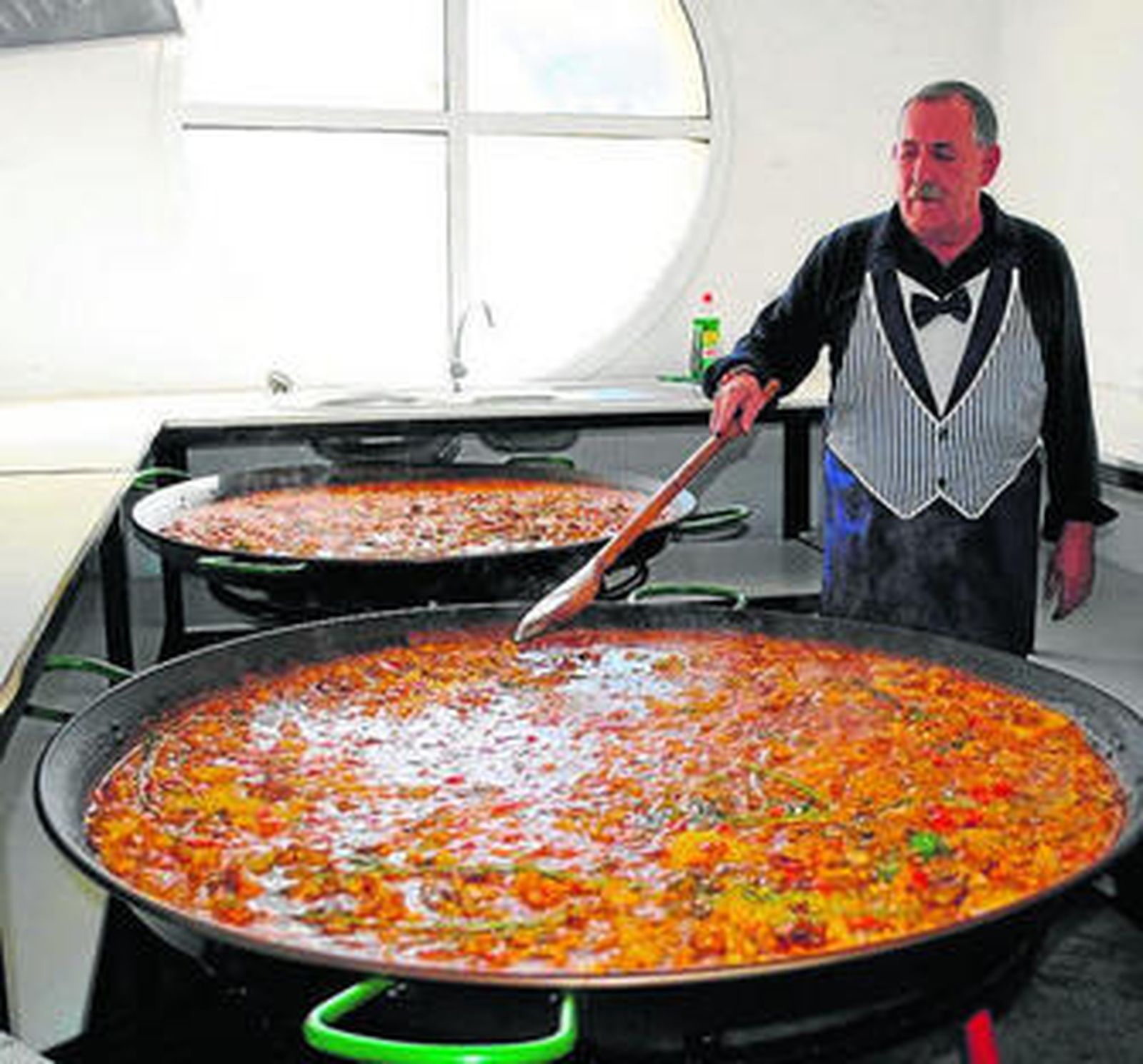 El alcalde de Cantoria, Pedro Llamas, fue el cocinero de la paella.
