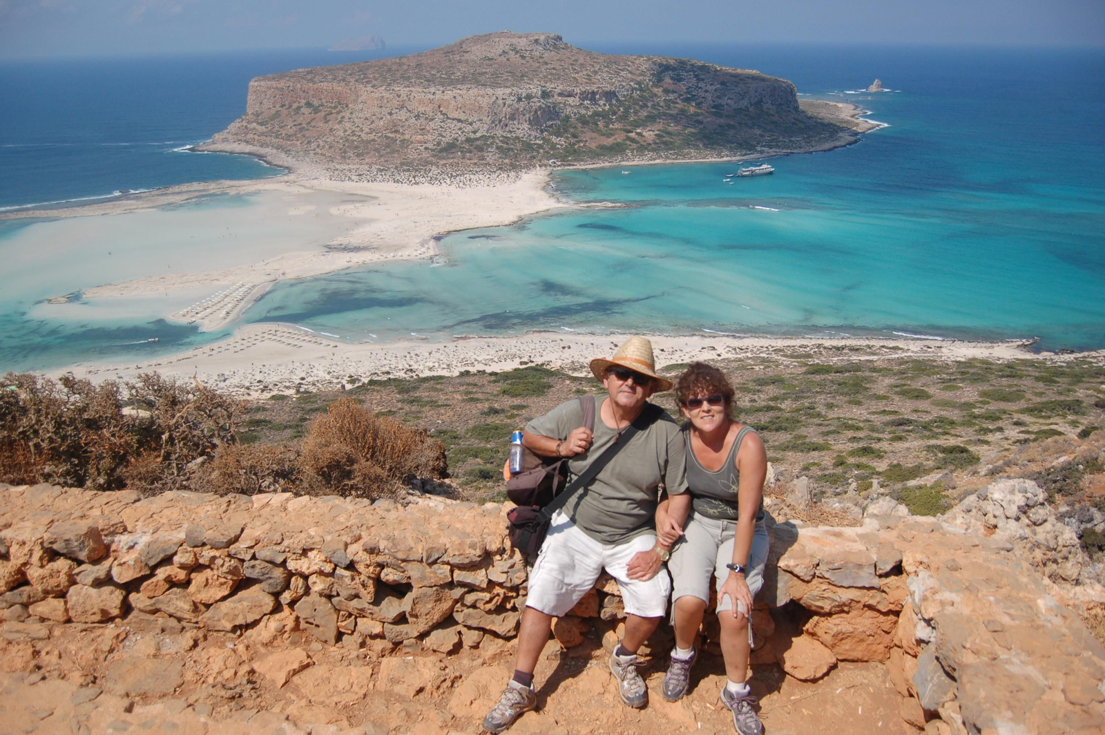 Manolo Fossati y Carmen Cerezo en Creta, ante el islote y la playa de Balos, en el año 2012.
