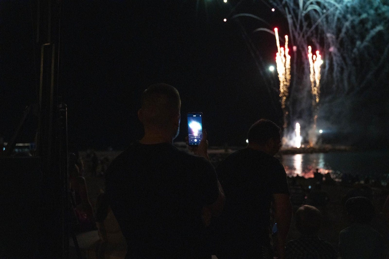 Las mejores imágenes del espectáculo piromusical que da cierre a la feria de Almería