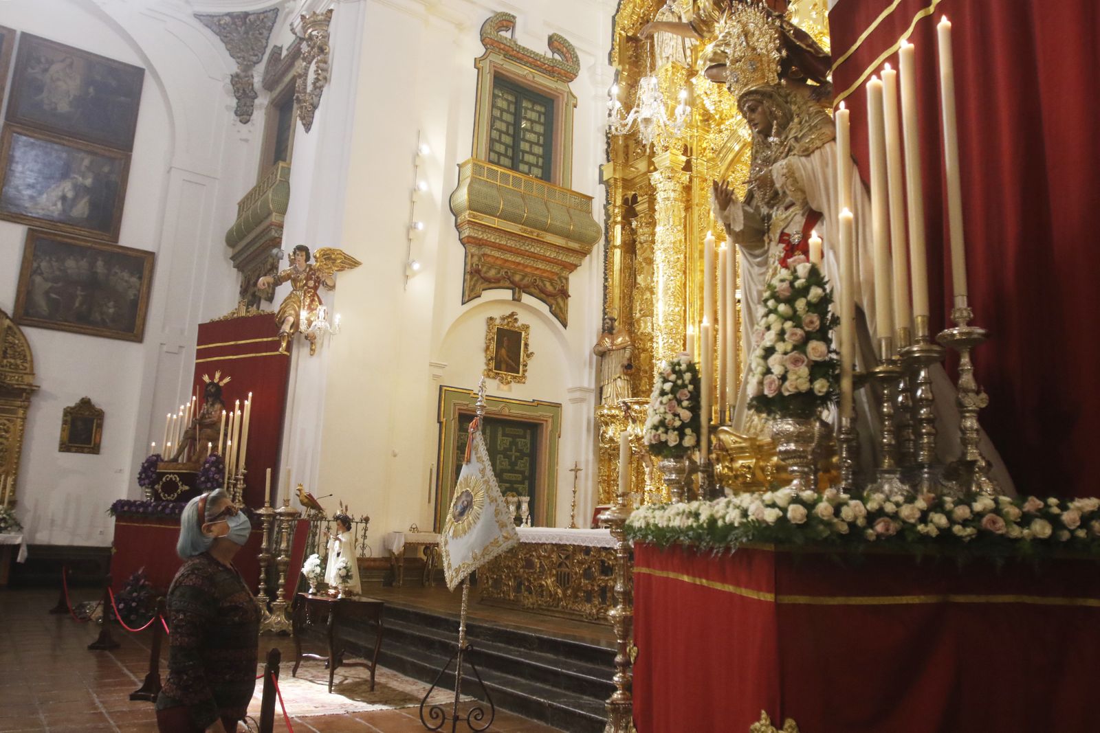 Una mujer observa a la Virgen de la Merced.