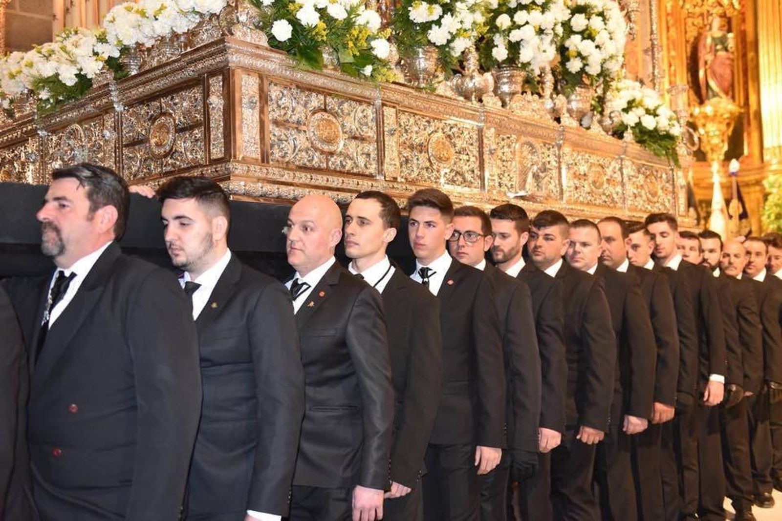 Los horquilleros, concentrados y con mucho fervor a su Virgen.